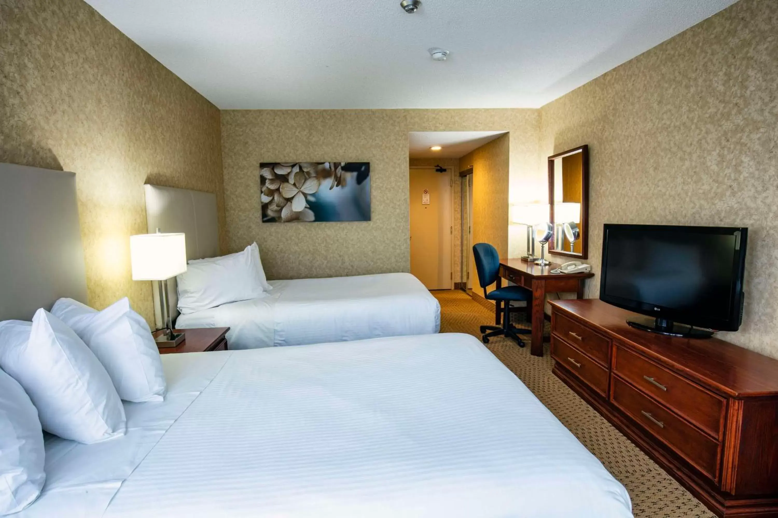 Bedroom, TV/Entertainment Center in Best Western Voyageur Place Hotel