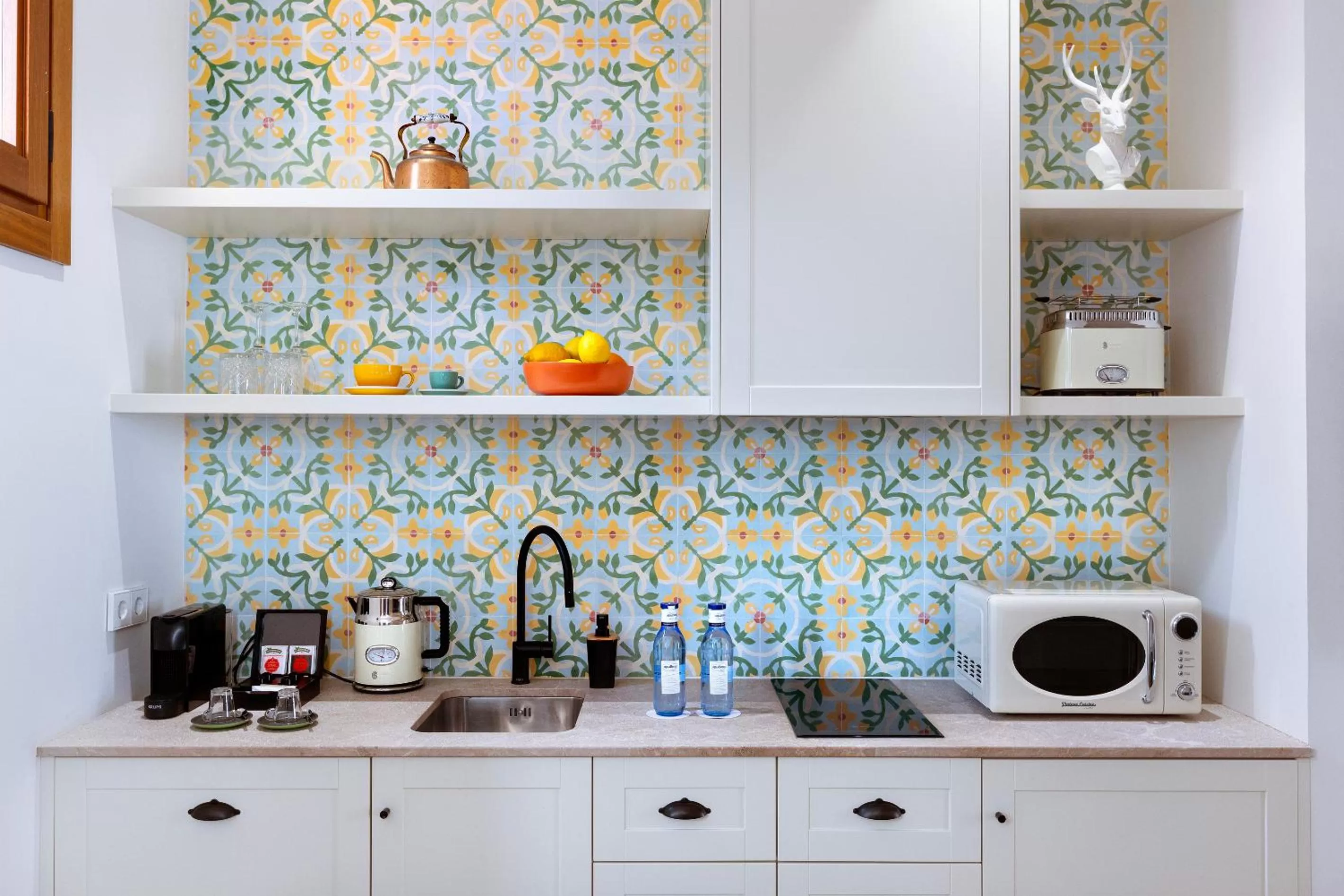 kitchen in Samaritana Suites