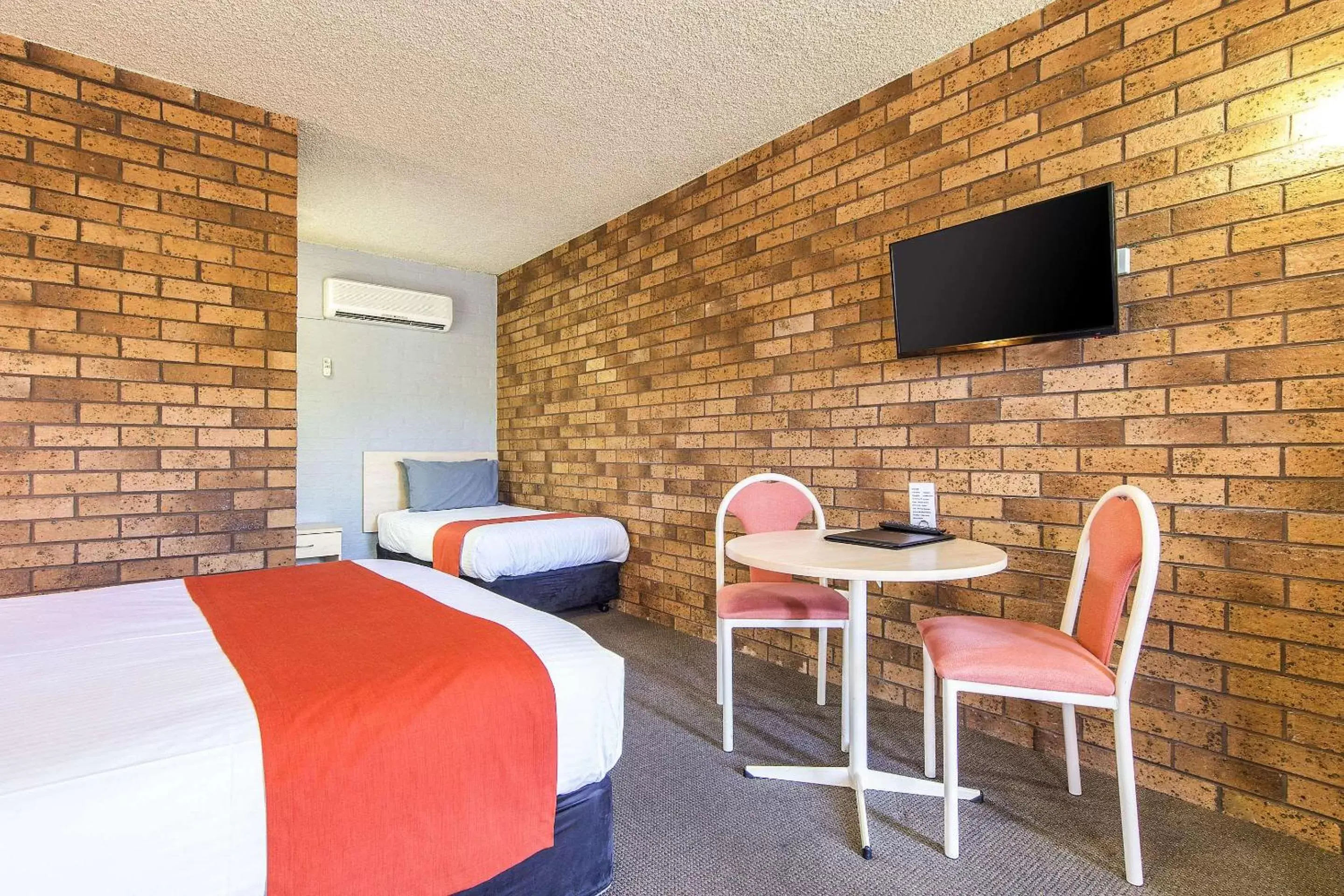 Photo of the whole room, TV/Entertainment Center in Comfort Inn Dubbo City