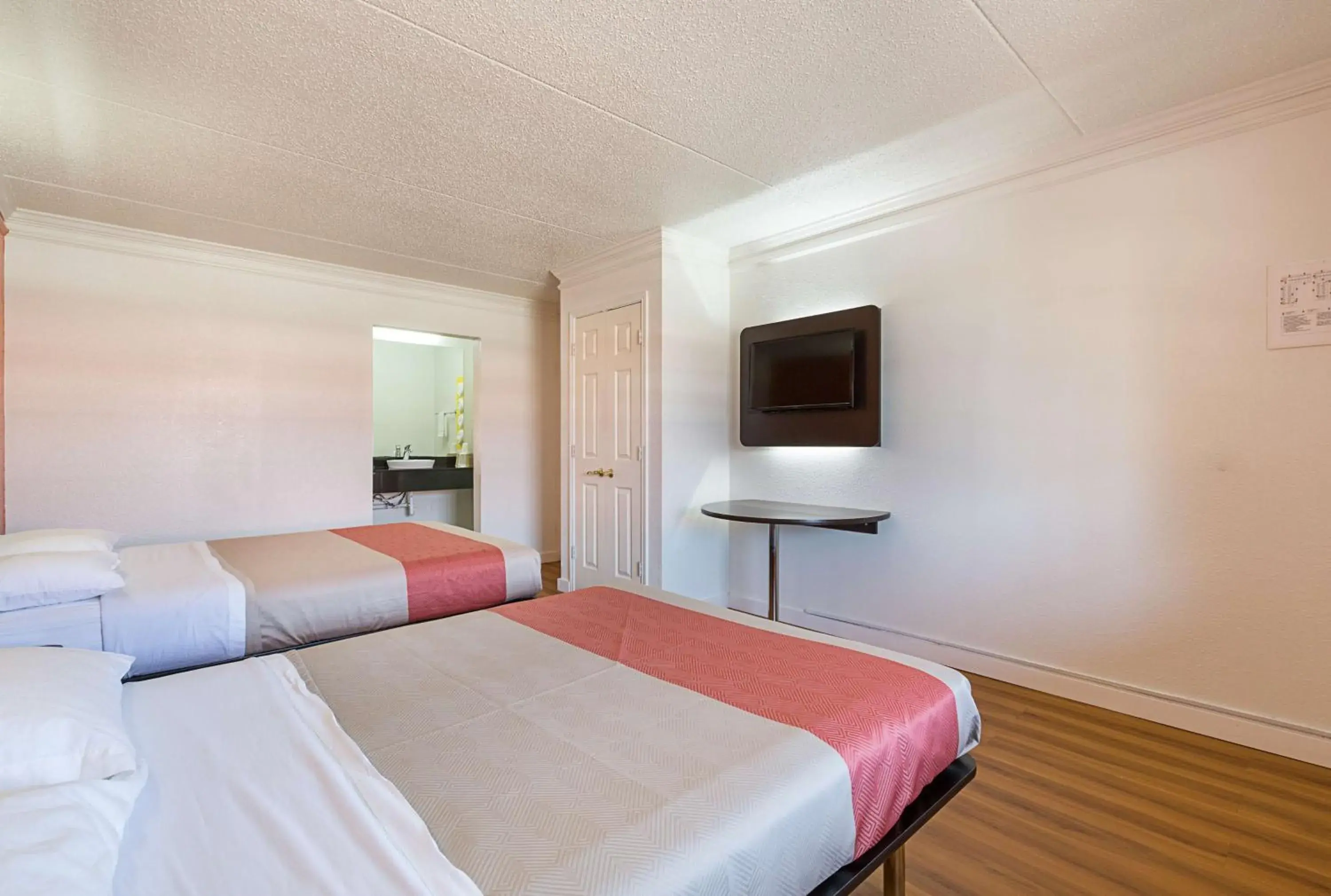 TV and multimedia, Bed in Motel 6-Dallas, TX - Market Center