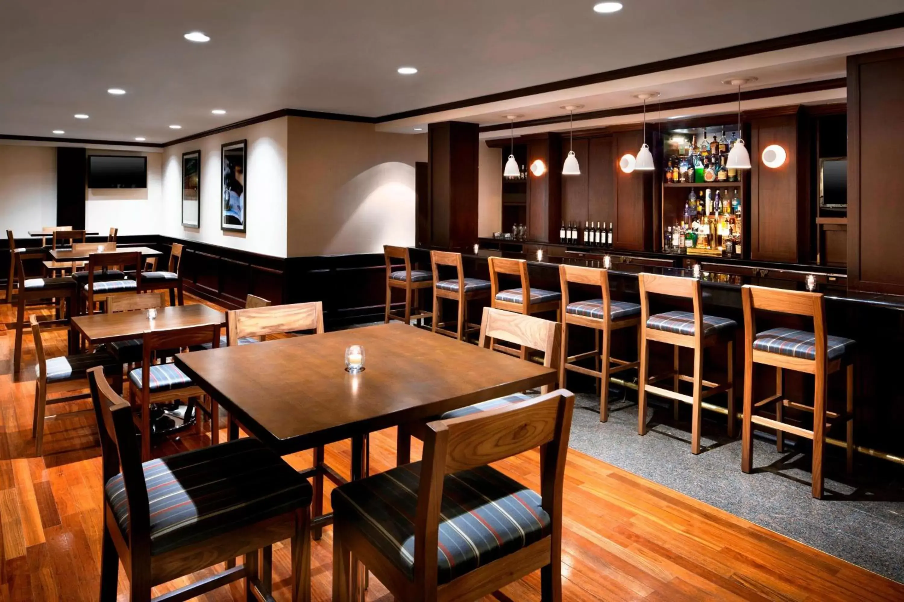 Lounge or bar, Restaurant/Places to Eat in Four Points by Sheraton Richmond Airport