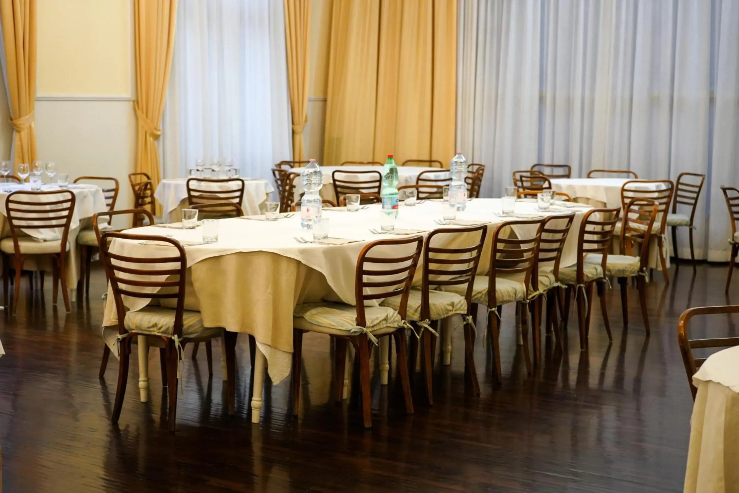 Restaurant/places to eat, Banquet Facilities in Hotel Cappelli