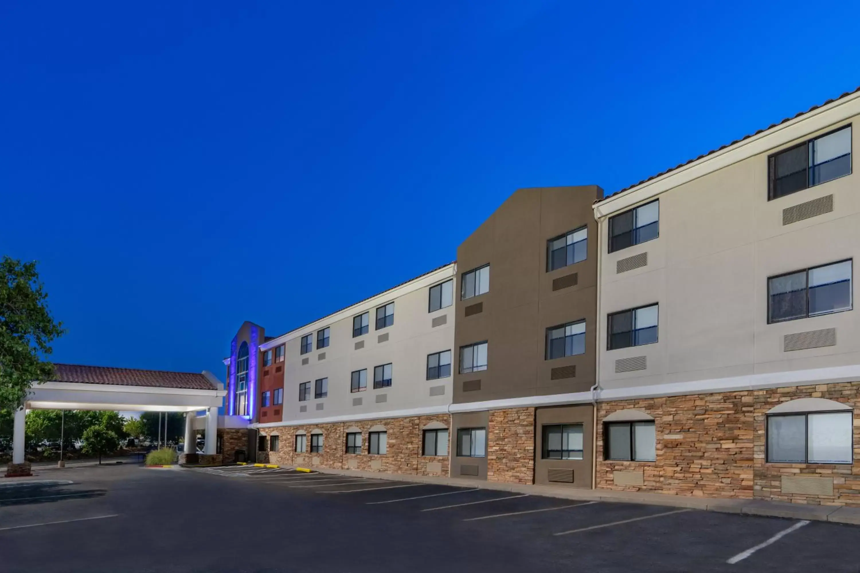 Property building in Holiday Inn Express Hotel & Suites Albuquerque - North Balloon Fiesta Park by IHG Property building in Holiday Inn Express Hotel & Suites Albuquerque - North Balloon Fiesta Park by IHG