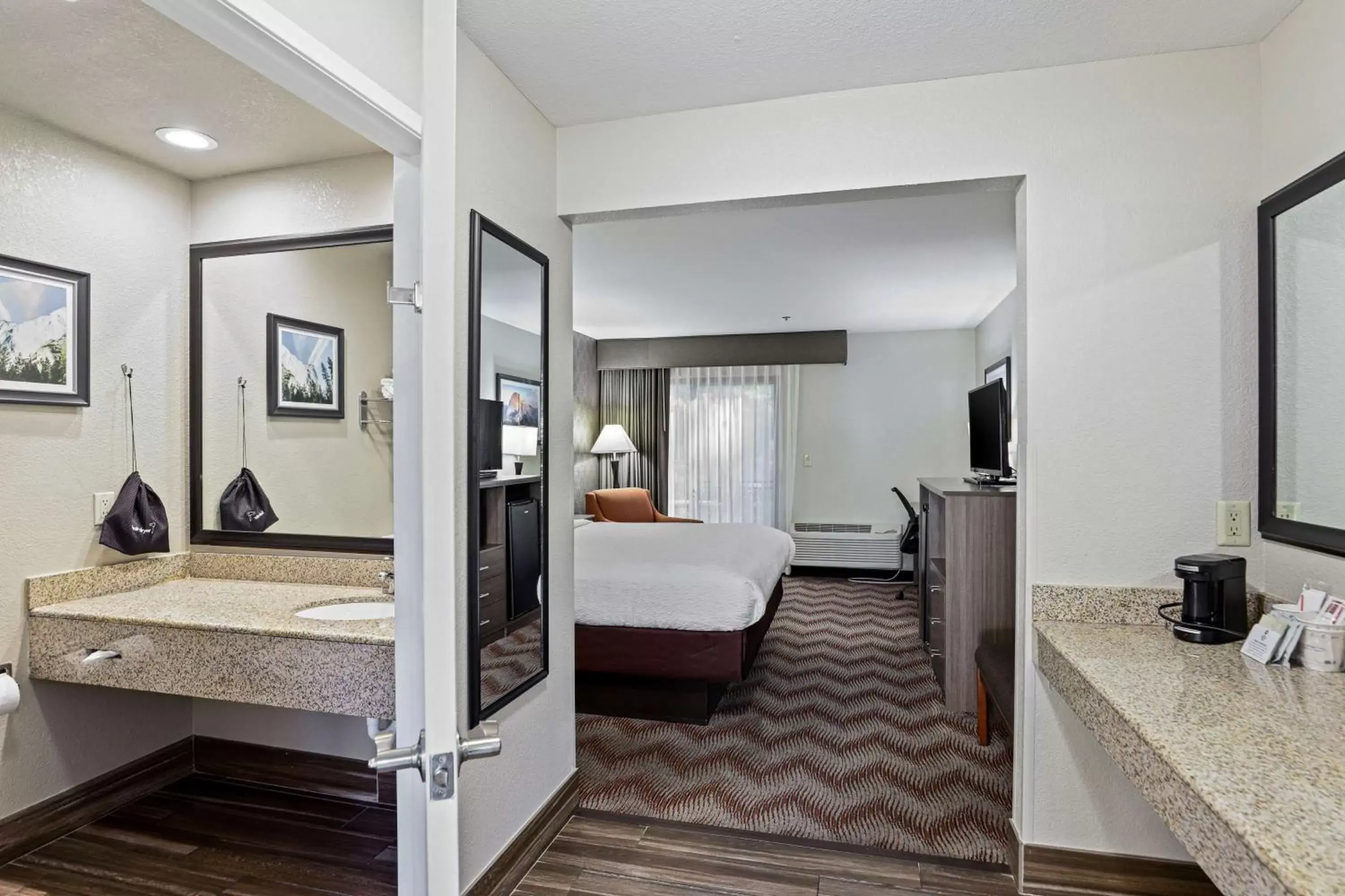 Bedroom, Bed in Best Western Plus Sonora Oaks Hotel and Conference Center