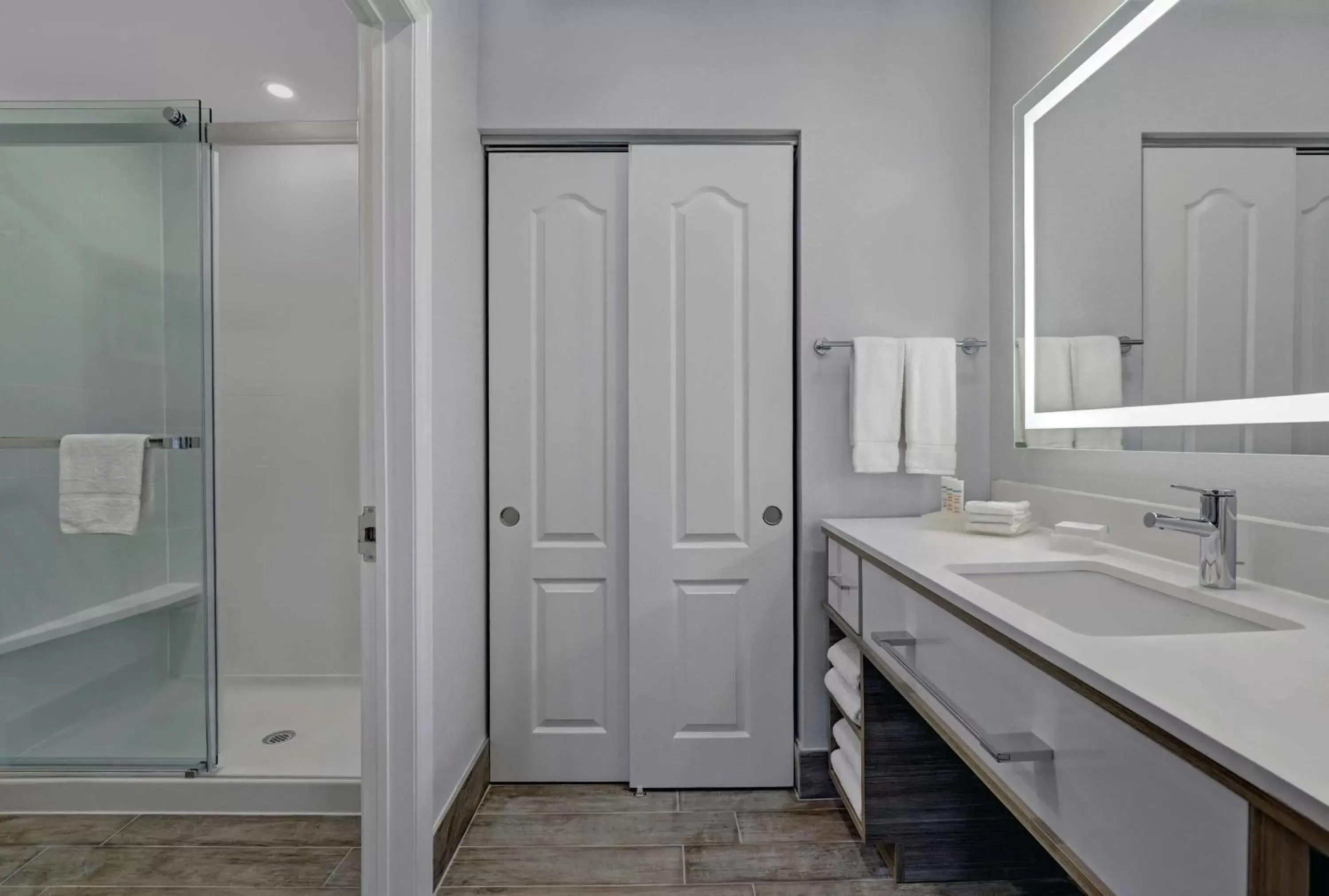 Bathroom in Homewood Suites by Hilton London Ontario