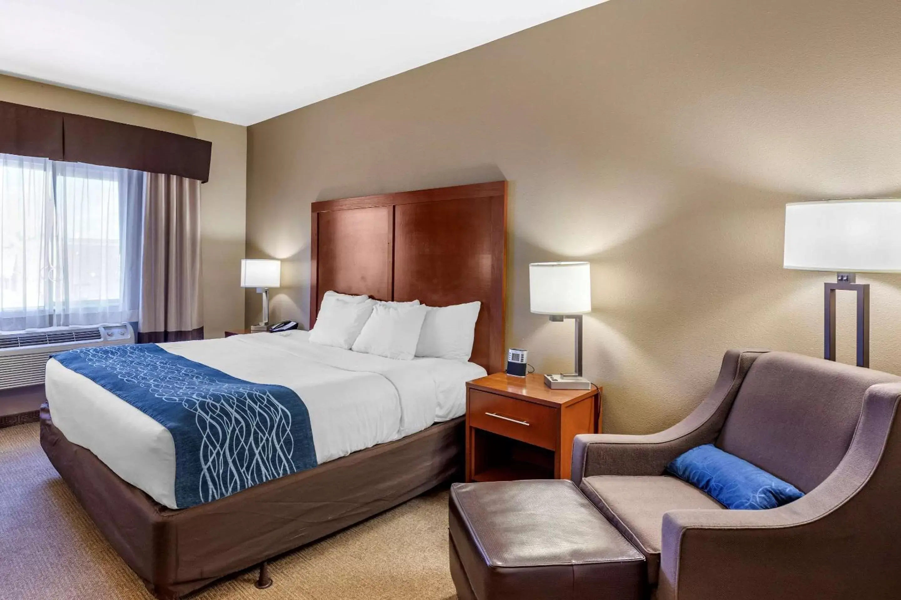 Photo of the whole room, Bed in Comfort Inn Evansville-Casper