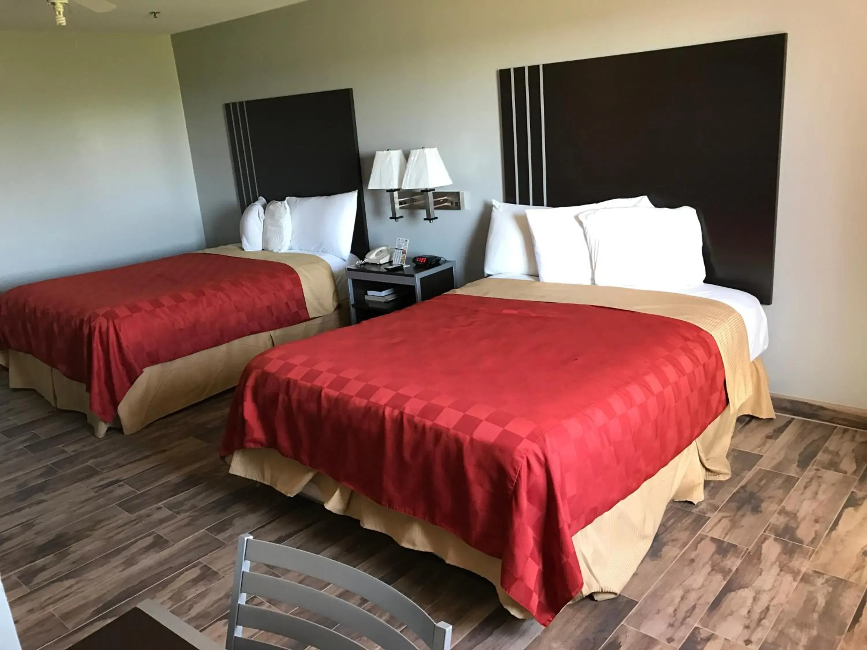 Photo of the whole room, Bed in Express Inn Weslaco/Mercedes