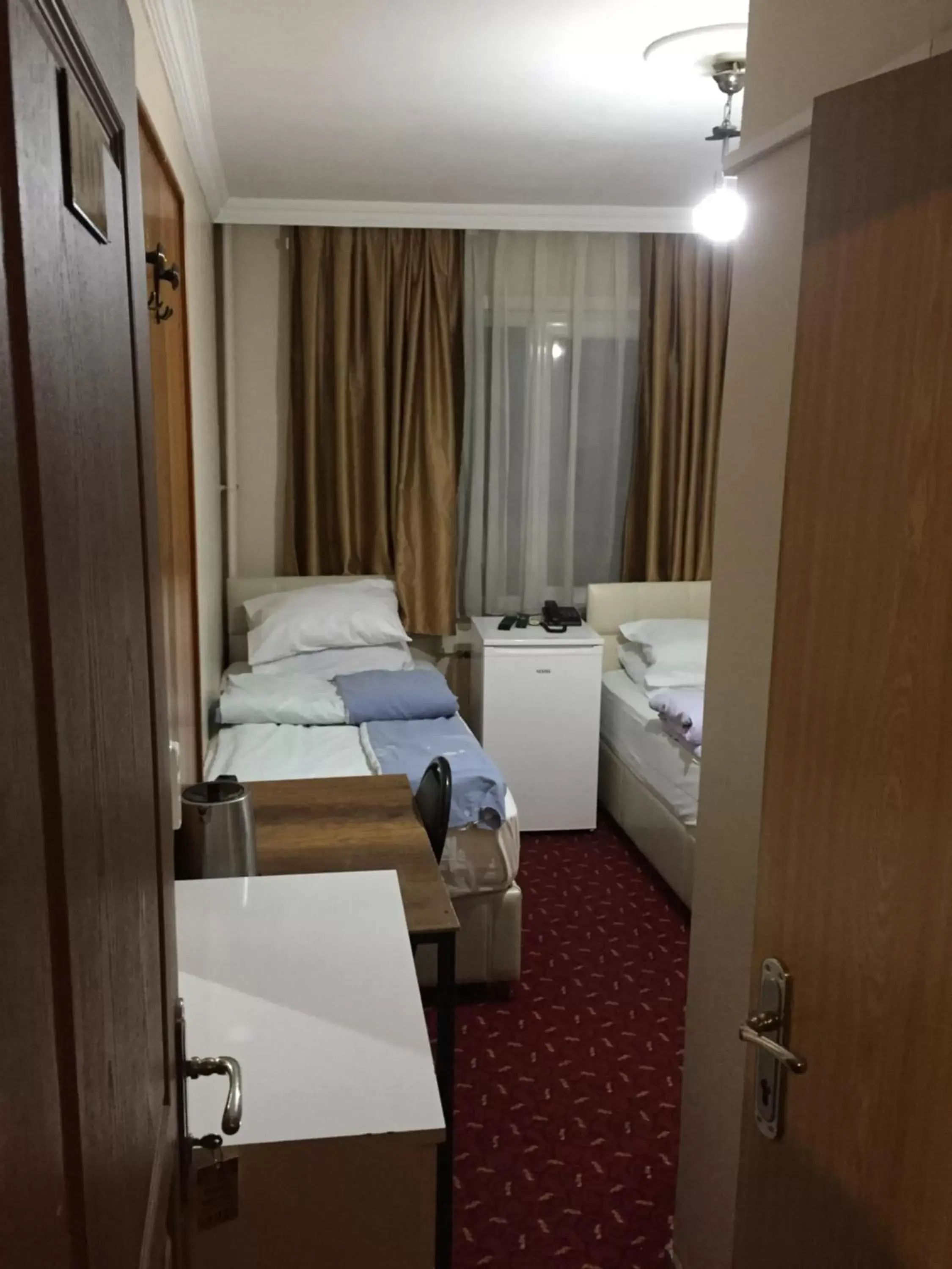 Twin Room with Bathroom in Paris Hotel Twin Room with Bathroom in Paris Hotel