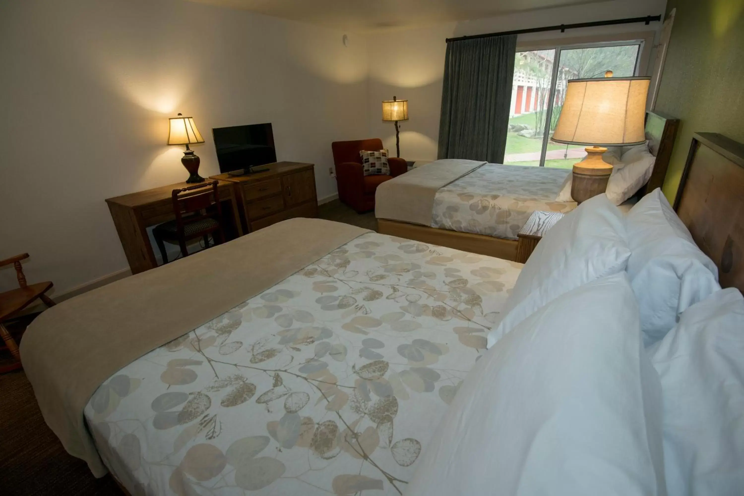 Photo of the whole room, Bed in Brown County Inn