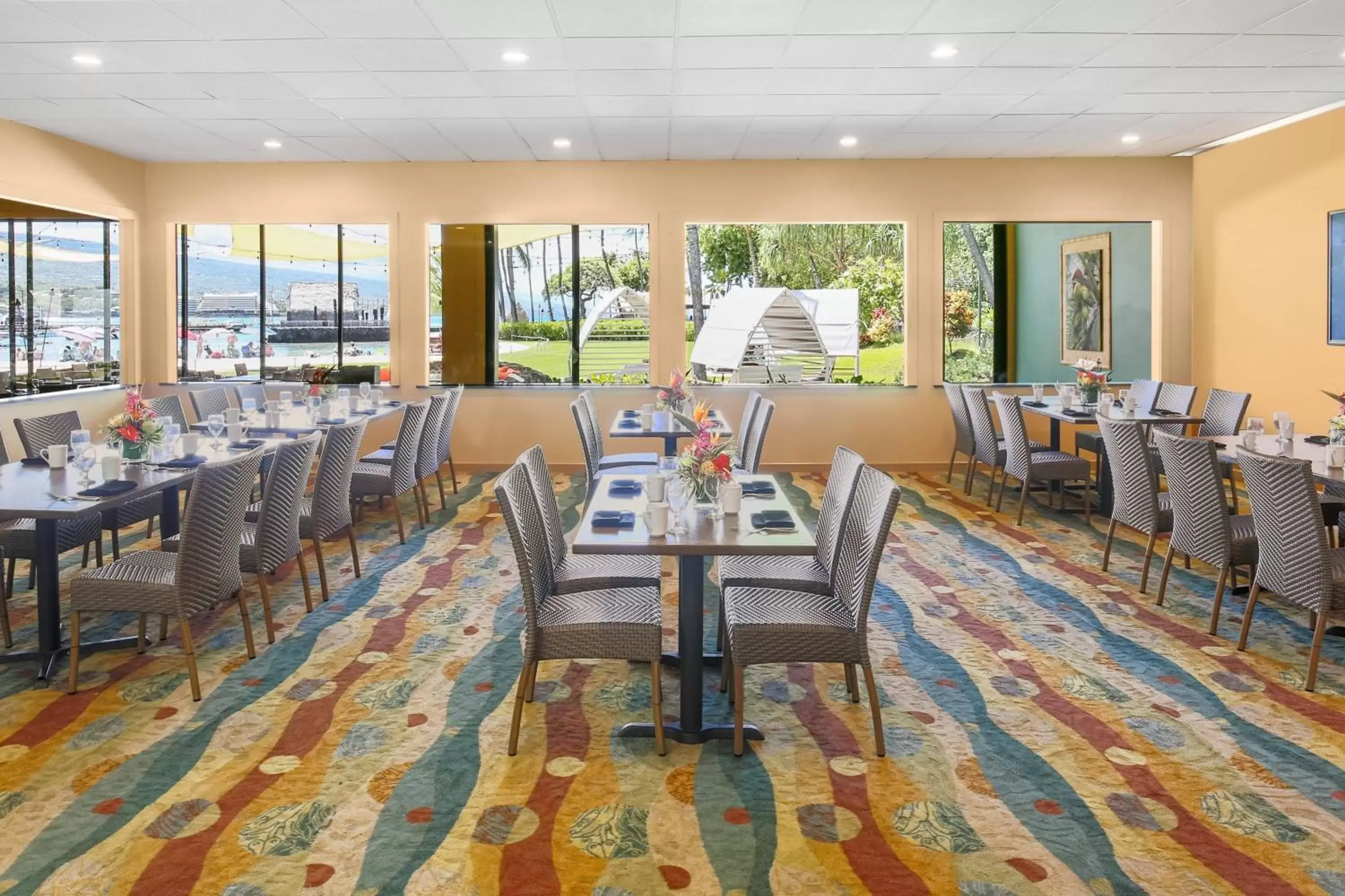 Meeting/conference room, Restaurant/Places to Eat in Courtyard by Marriott King Kamehameha's Kona Beach Hotel