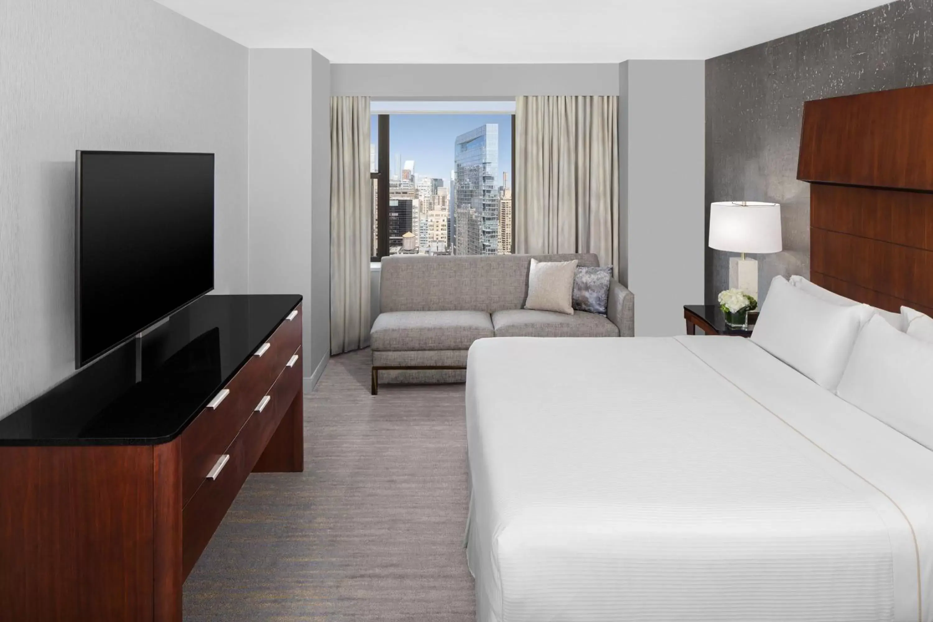Bedroom, TV/Entertainment Center in The Westin New York Grand Central