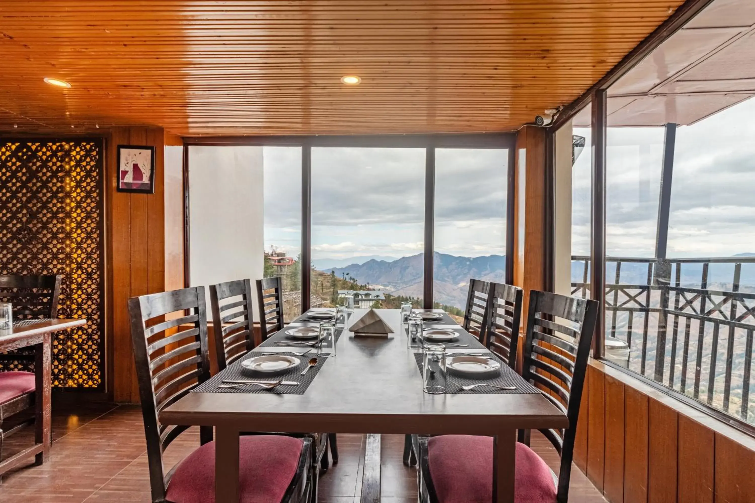 Restaurant/places to eat in Treebo Trend Snow View Resort