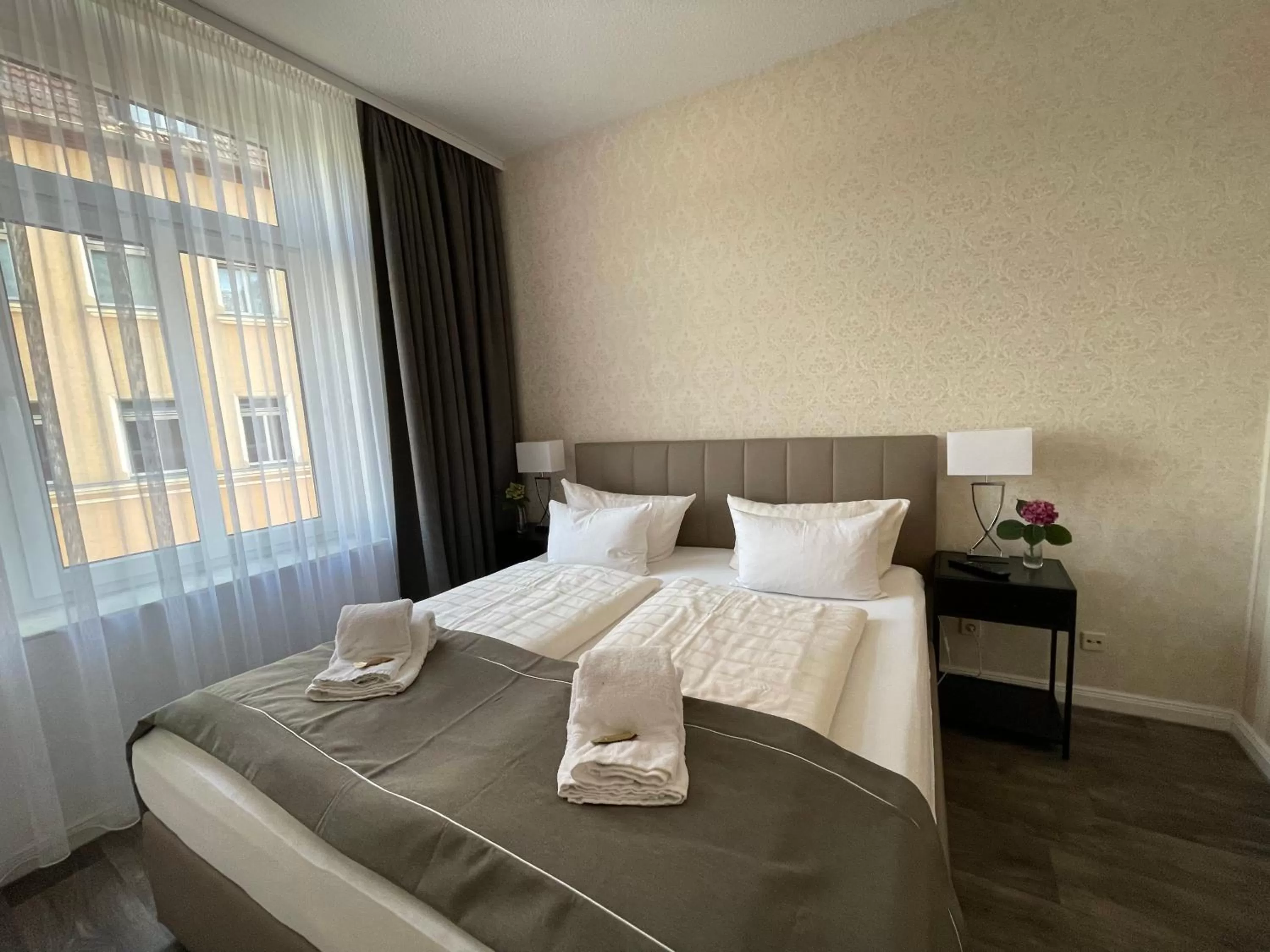 Bedroom, Bed in "Zur Altstadt - Am Fuße der Osterburg" Gaststätte, Pension, FEWO