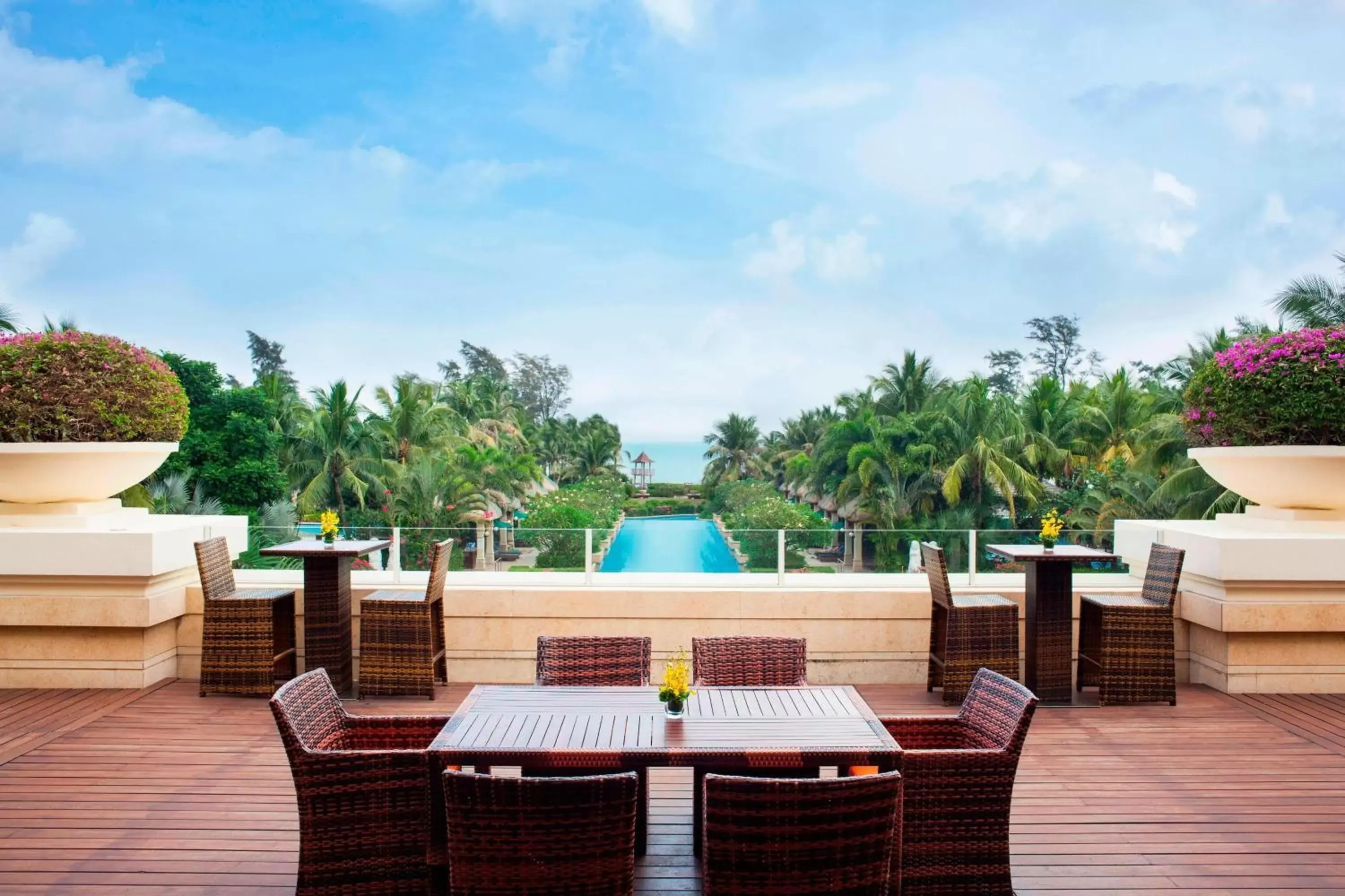 Lounge or bar, Swimming Pool in Sheraton Haikou Hotel