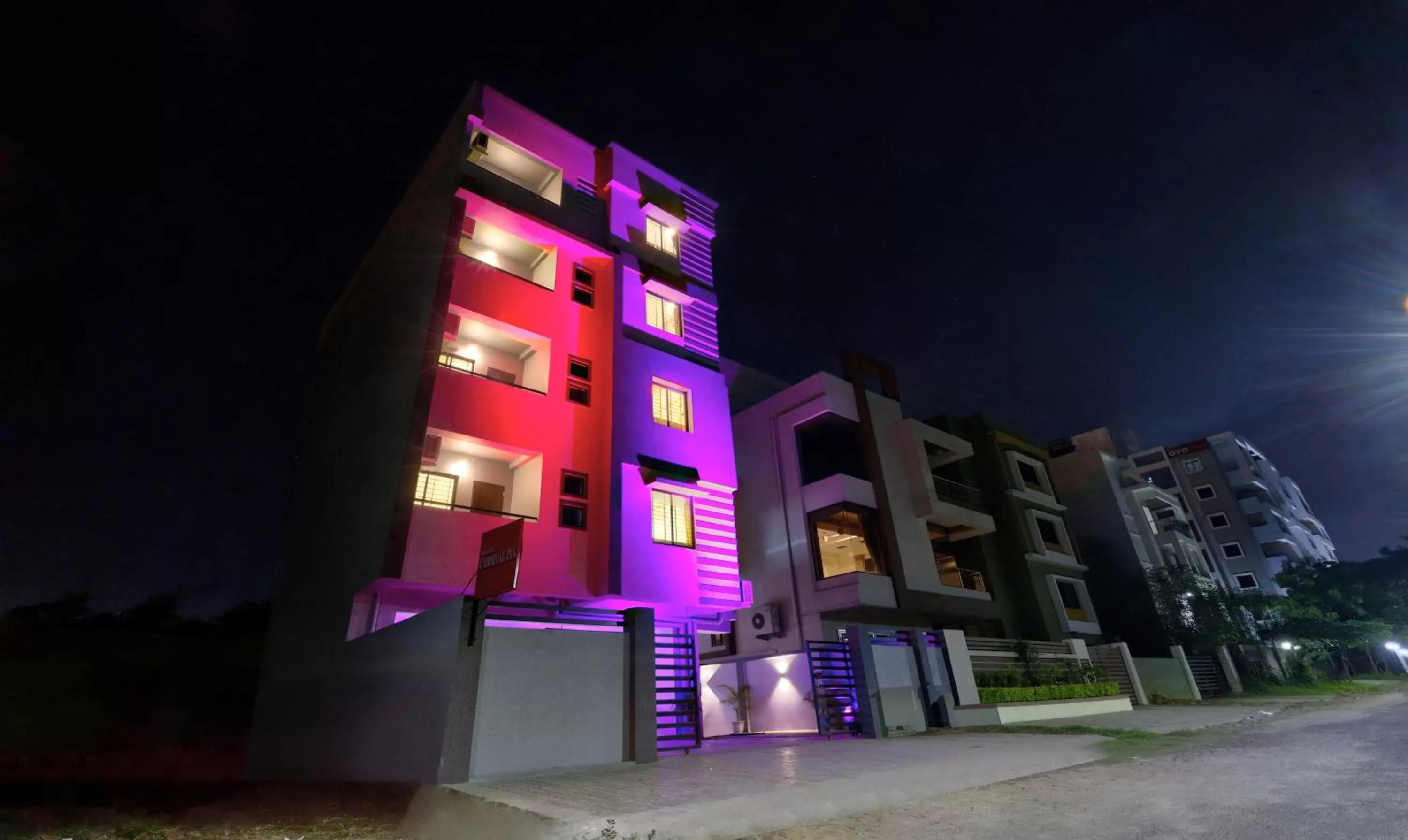 Property building in Itsy Hotels Carnival Inn