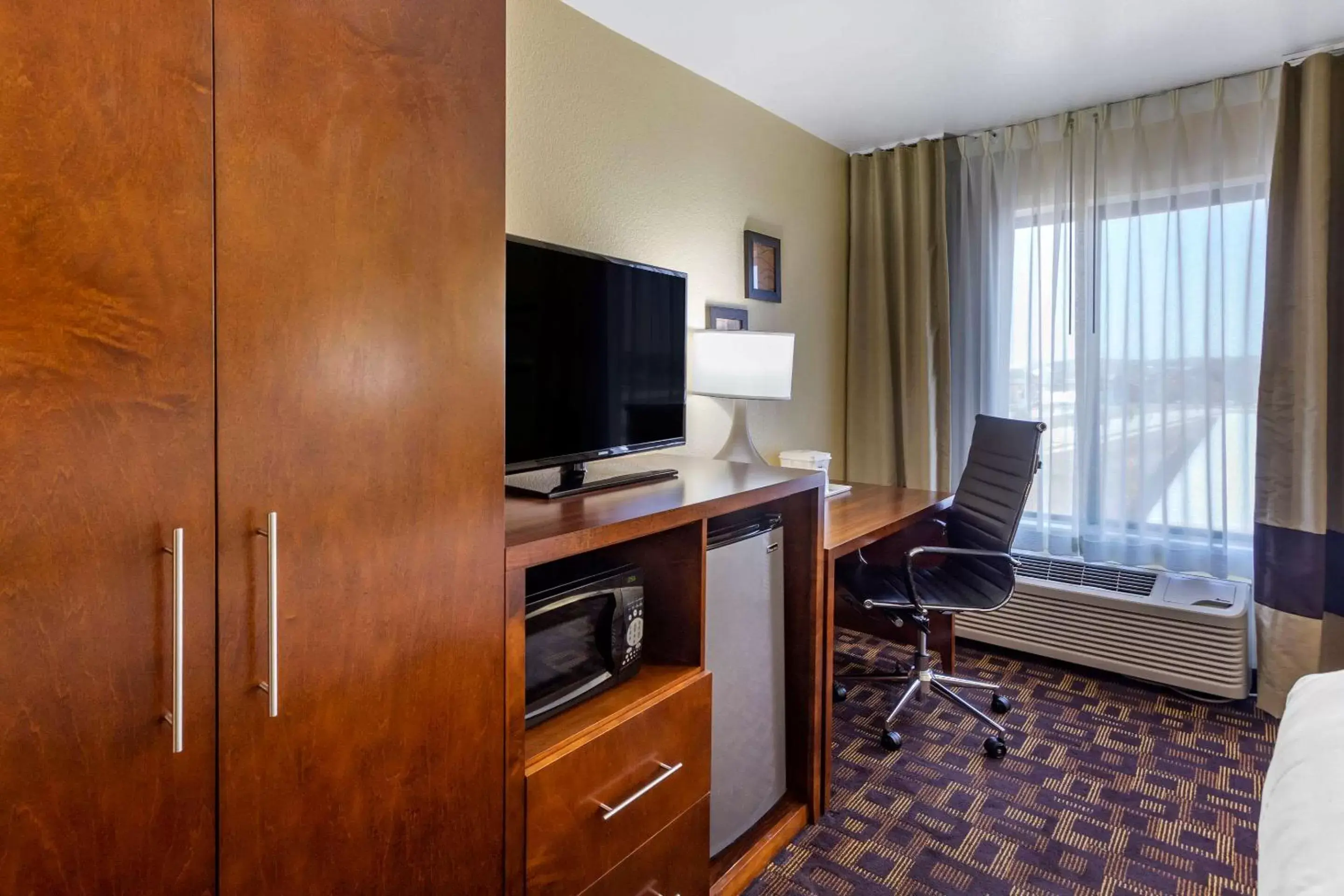 Seating area, TV/Entertainment Center in Comfort Inn & Suites North Aurora - Naperville