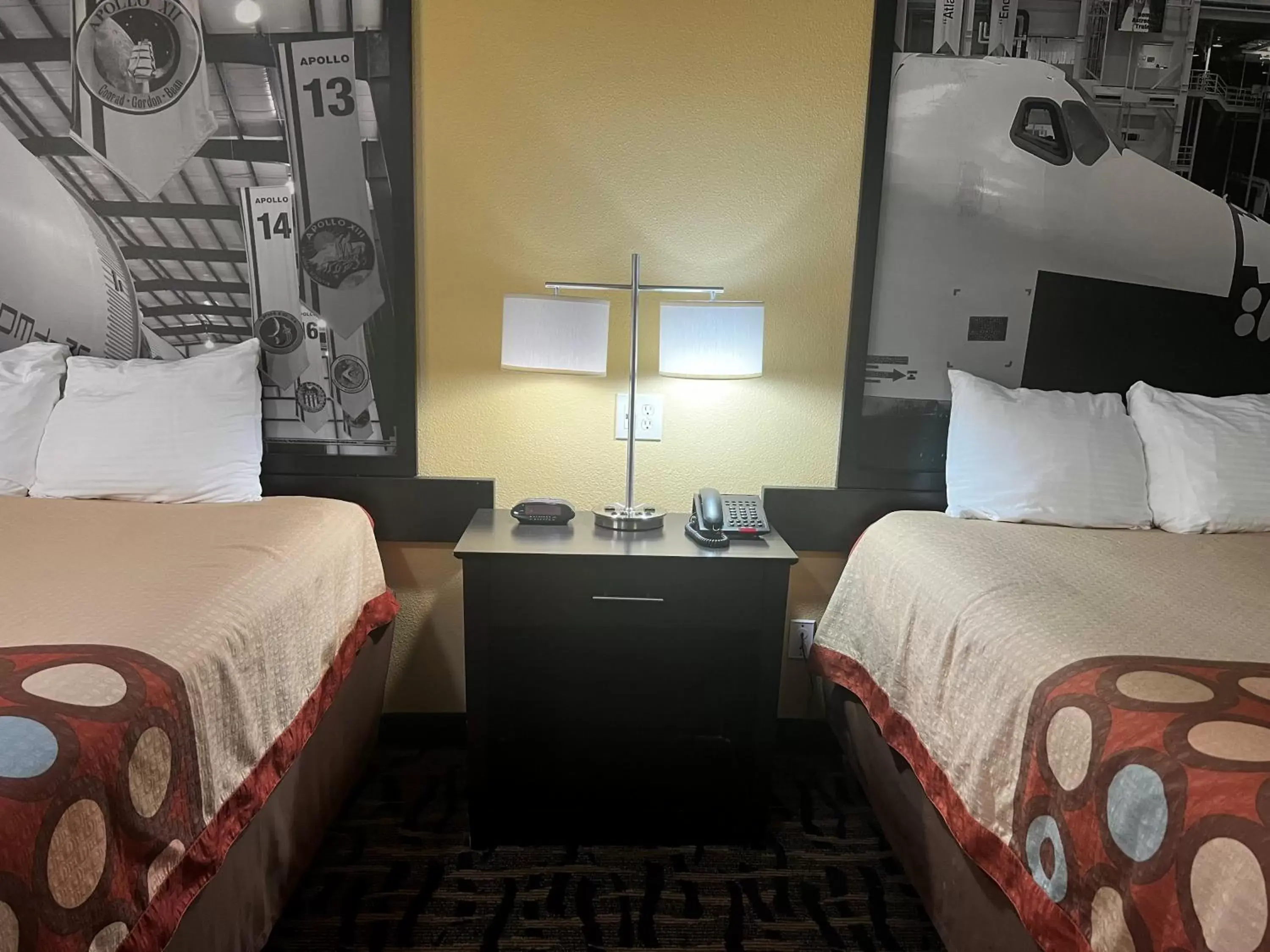 Bedroom, Bed in Super 8 by Wyndham Pasadena