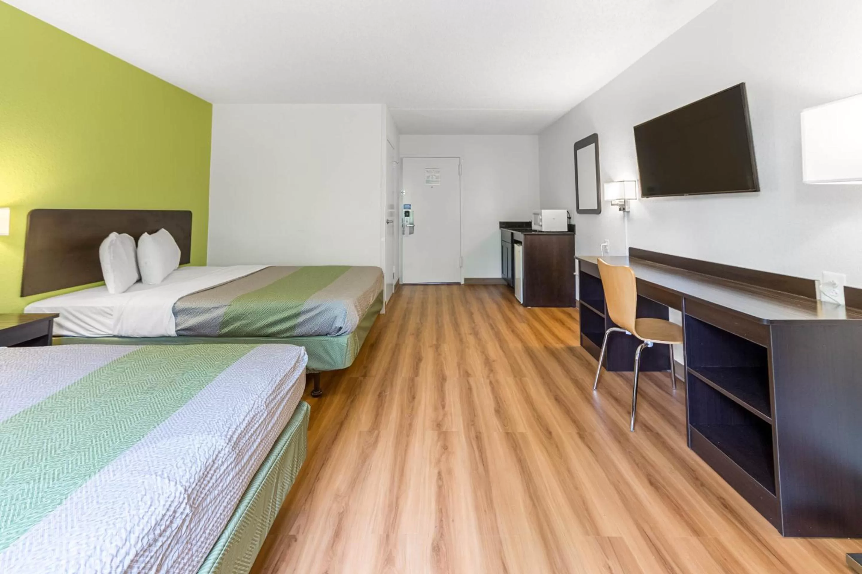 Bedroom, Bed in Motel 6-Warminster, PA