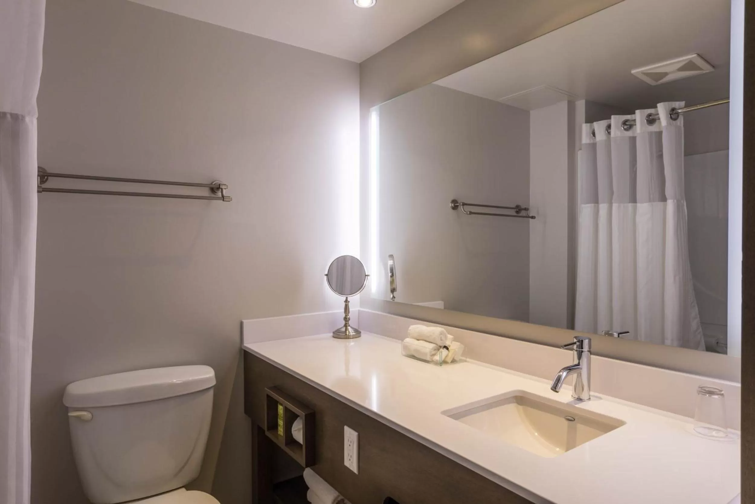 Bathroom in Hôtel & Suites Normandin Québec