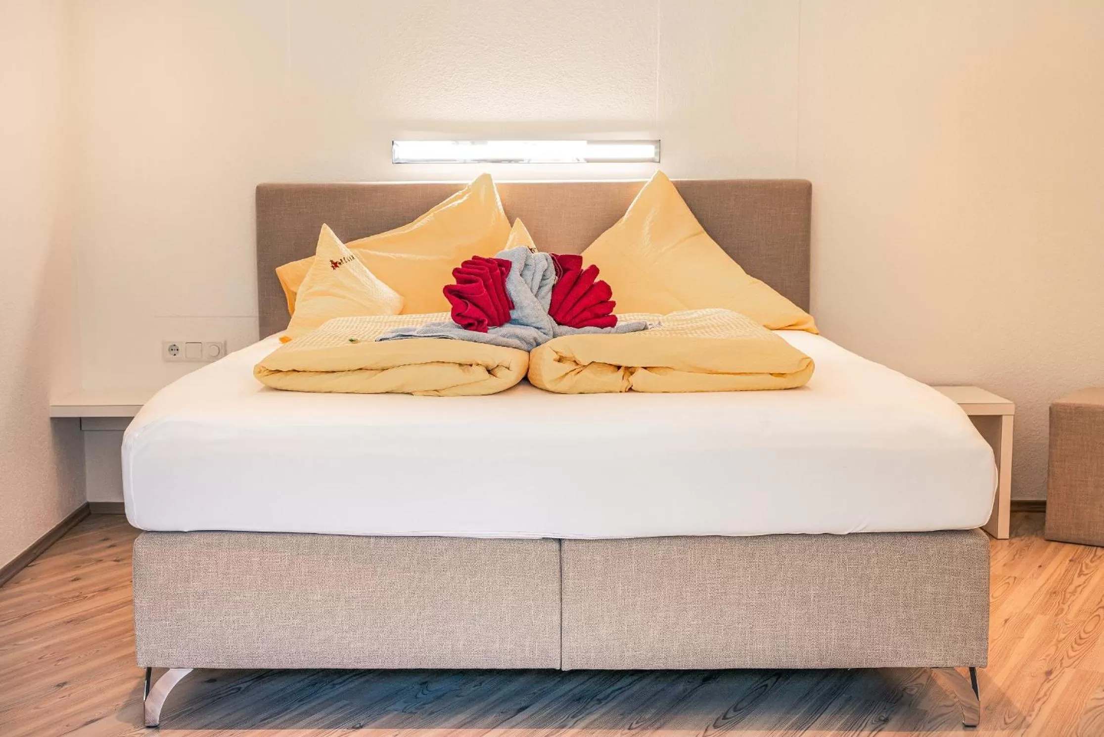 Bedroom, Bed in Apart Relax