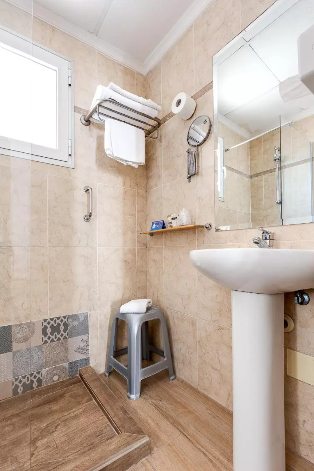 Shower, Bathroom in Hotel Madrid