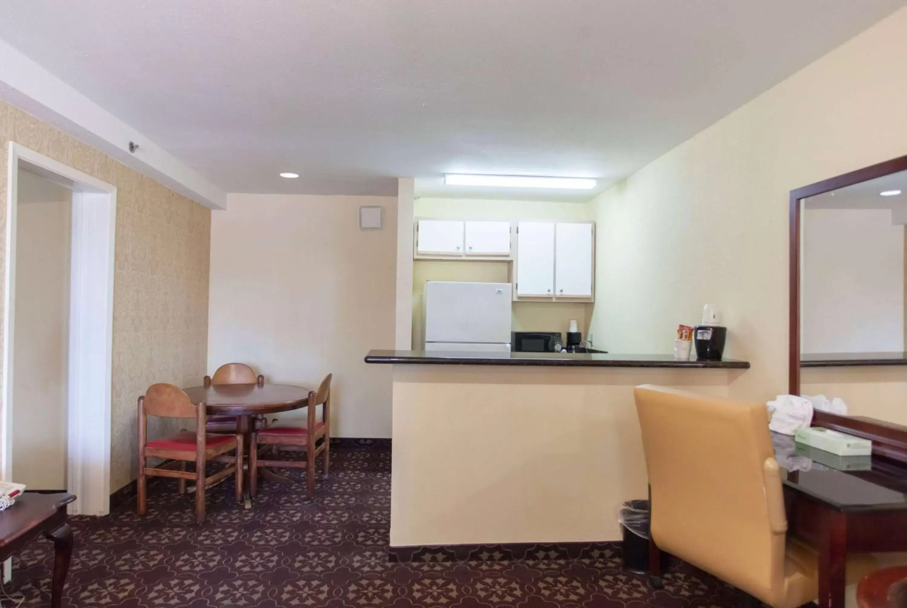 Photo of the whole room, Kitchen/Kitchenette in Days Inn by Wyndham Shenandoah