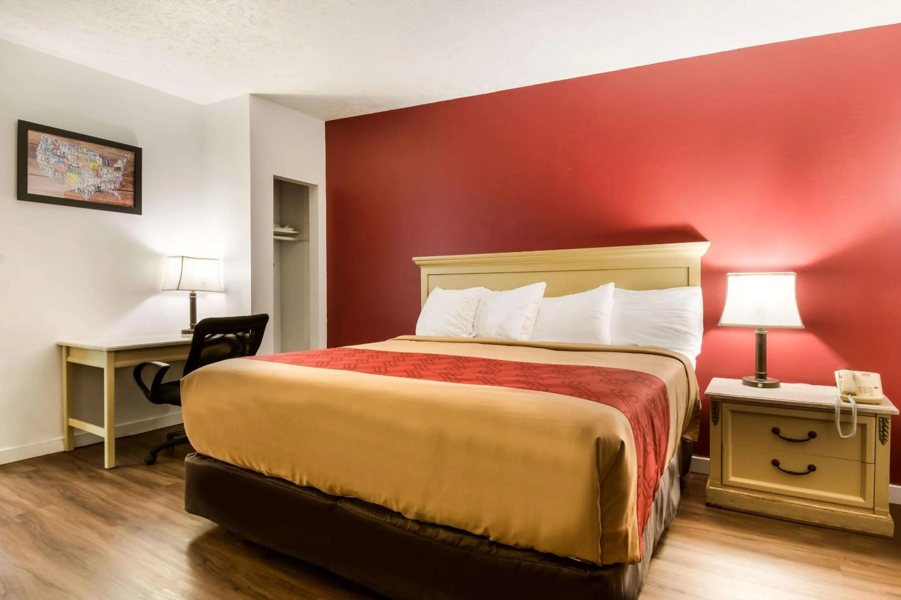 Photo of the whole room, Bed in Econo Lodge Inn & Suites Lake Harmony - Pocono Mountains Area