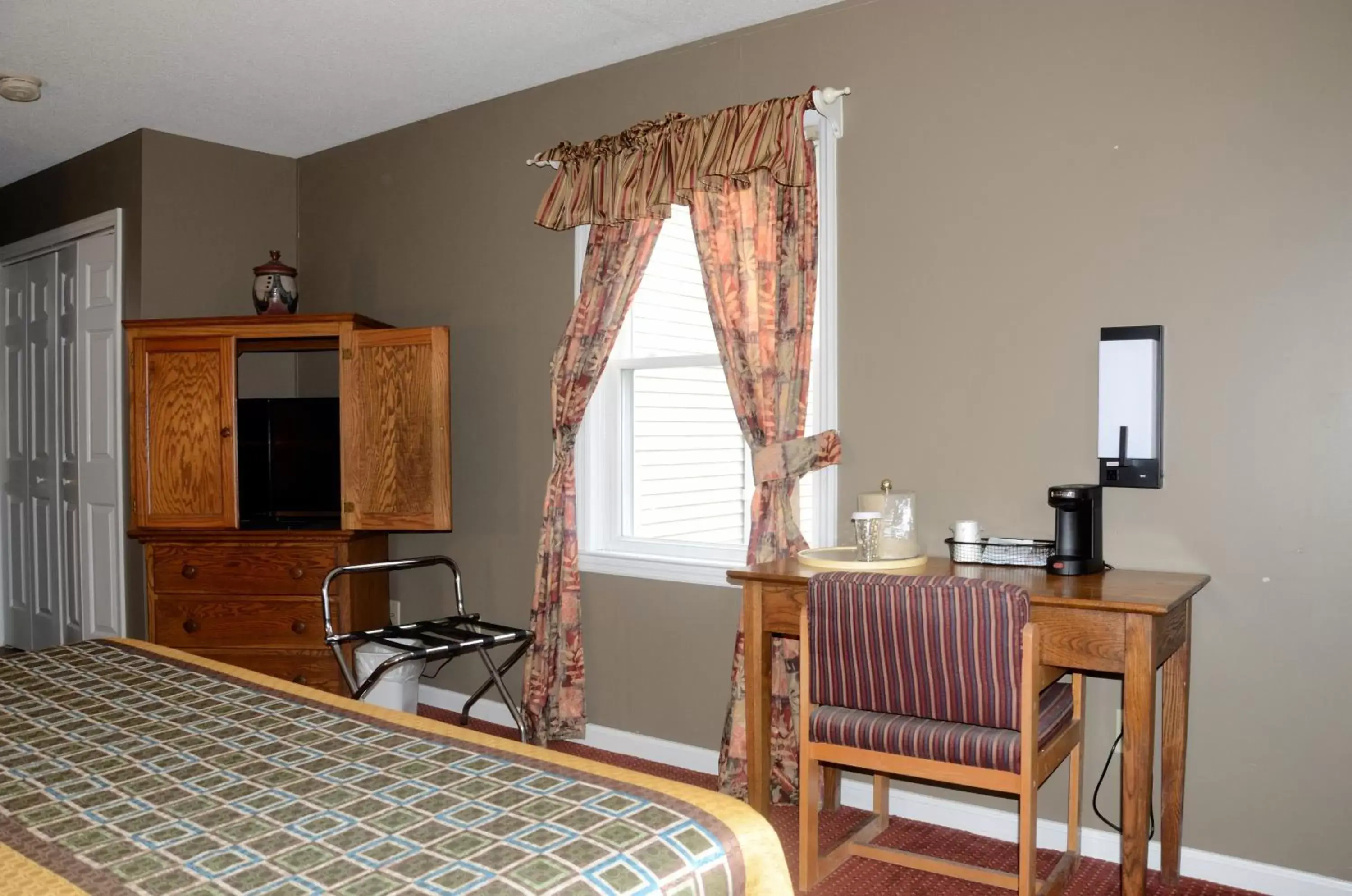 Dining Area in Four Seasons Country Inn