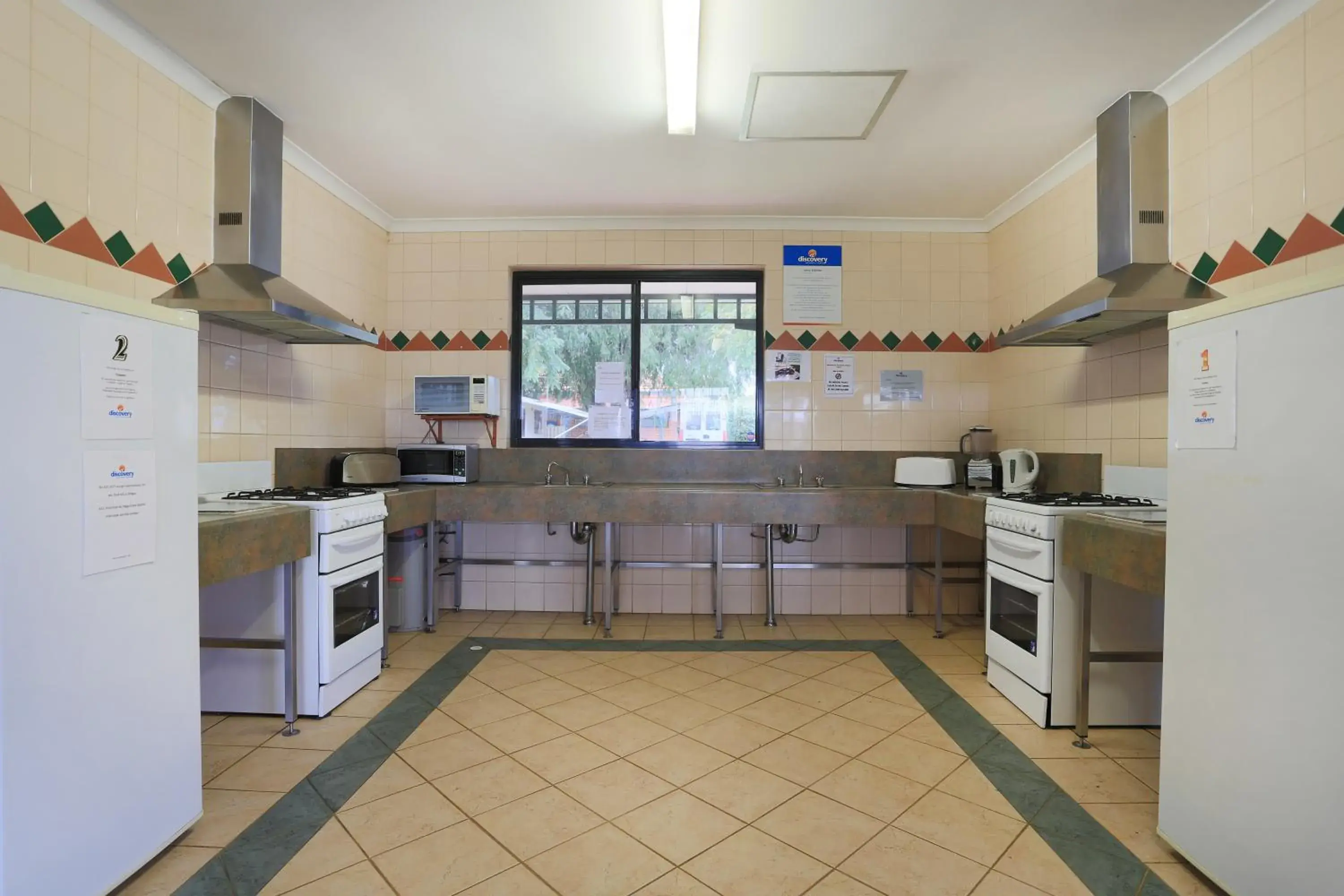 Communal kitchen, Kitchen/Kitchenette in Discovery Parks - Perth Airport