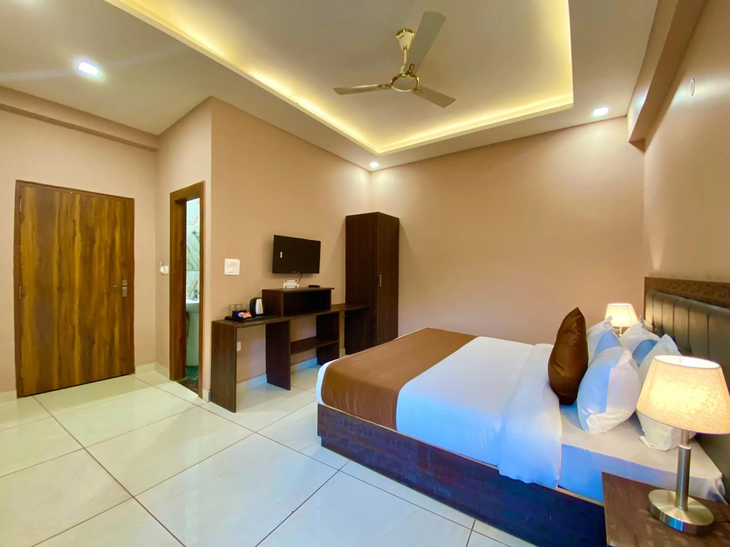 Bed in Hotel Shiv Inn Near Secret Waterfall