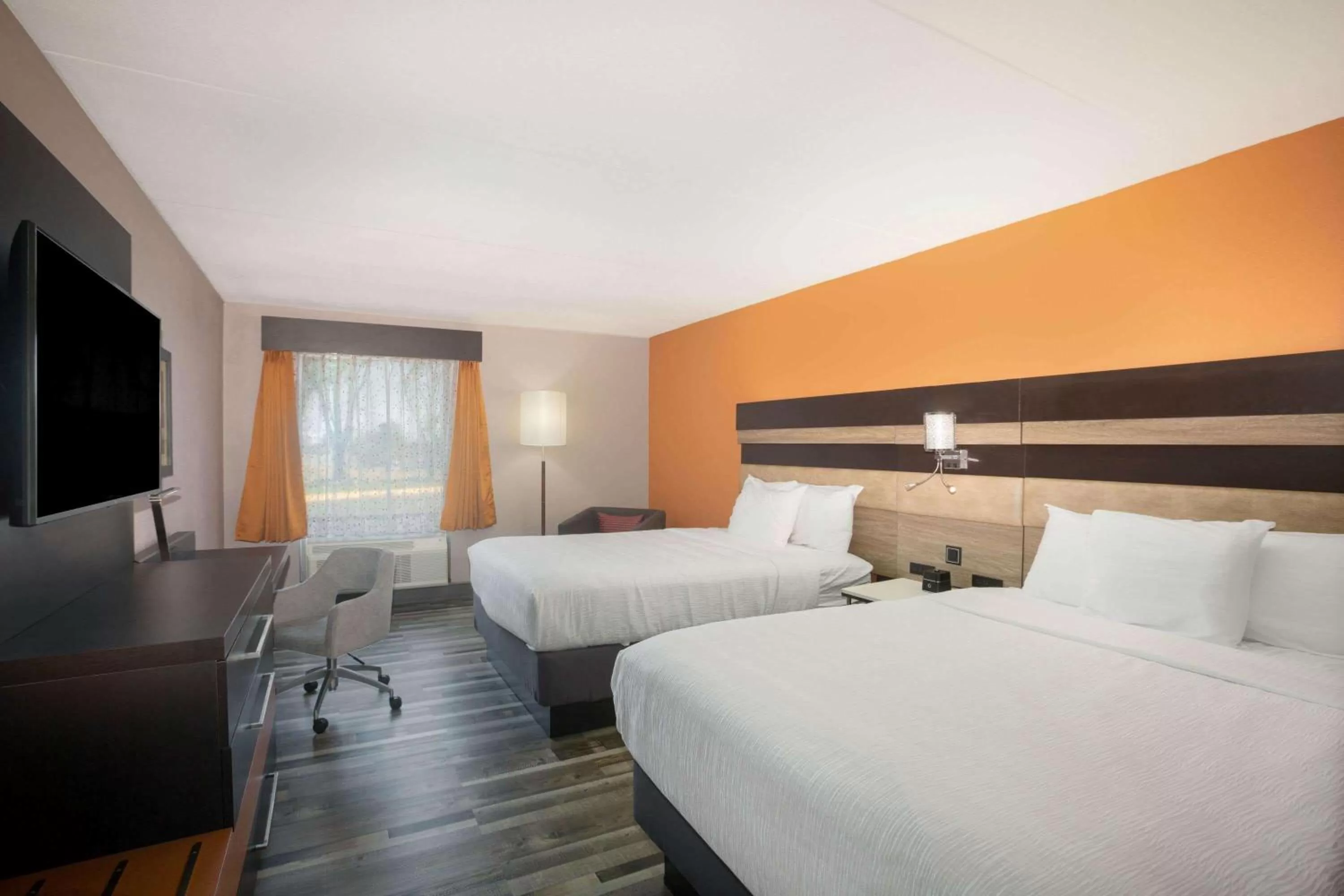 Photo of the whole room, Bed in La Quinta by Wyndham Branson