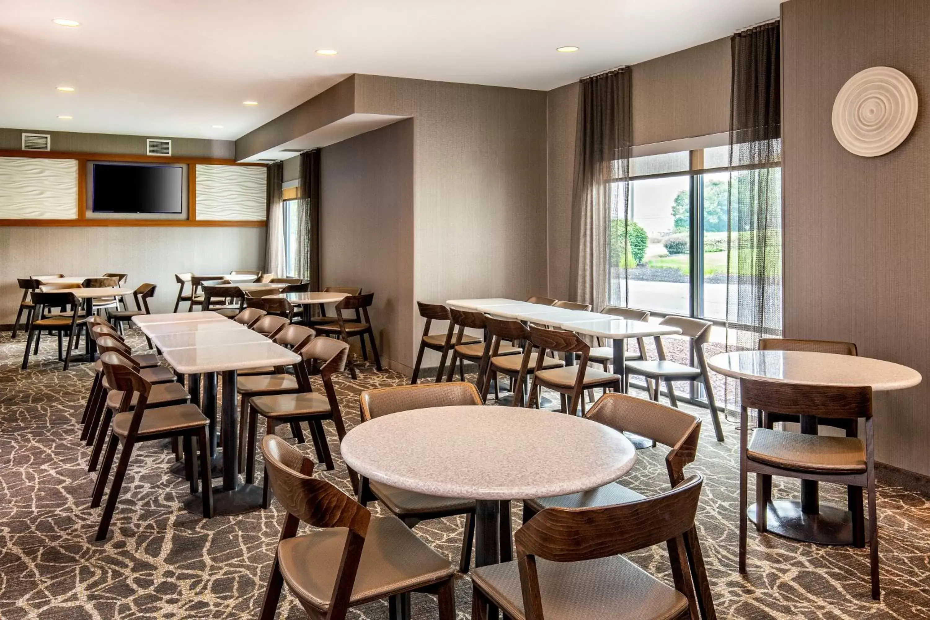 Seating area, Restaurant/Places to Eat in SpringHill Suites by Marriott Hershey Near The Park