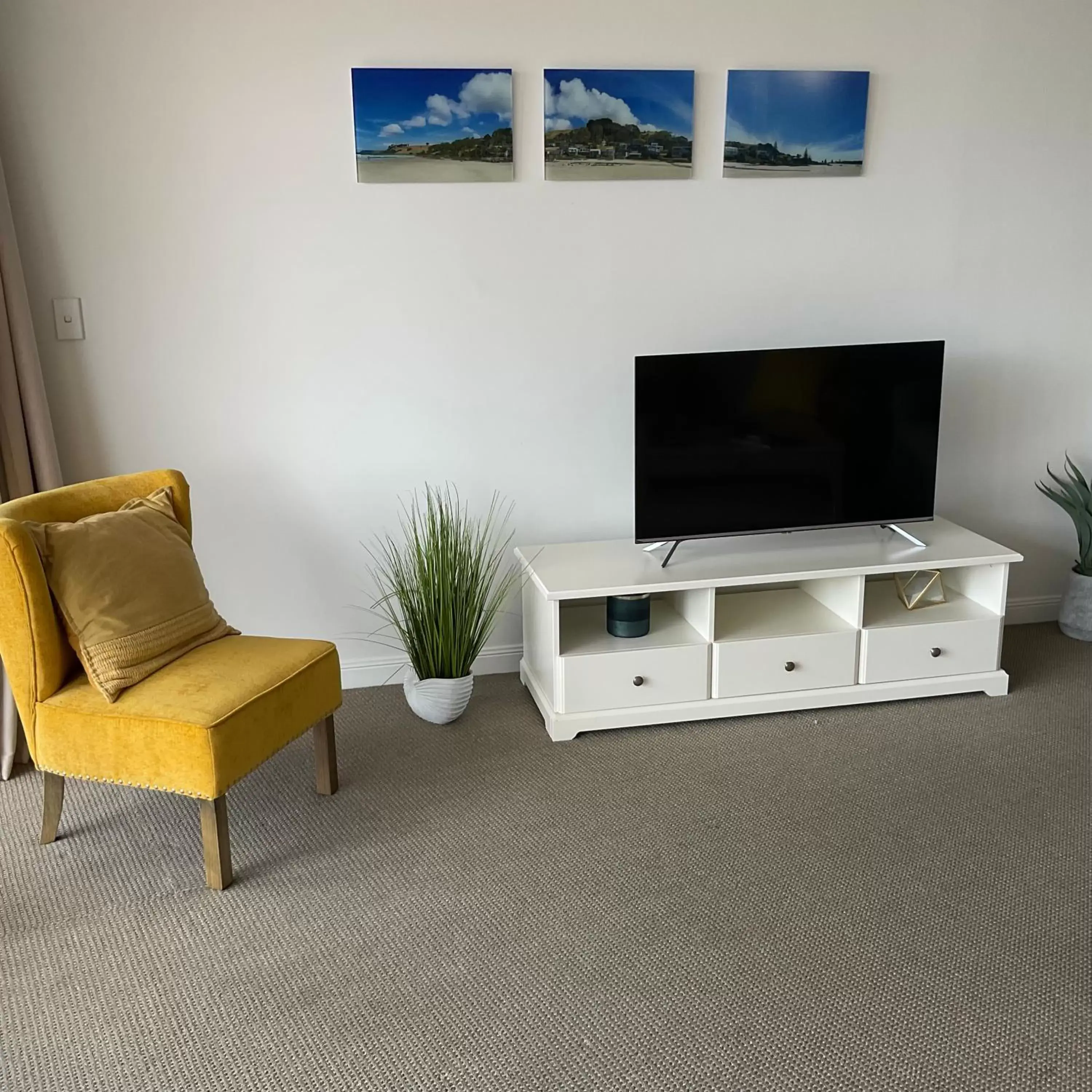 Living room, TV/Entertainment Center in Broadbeach Holiday Apartments