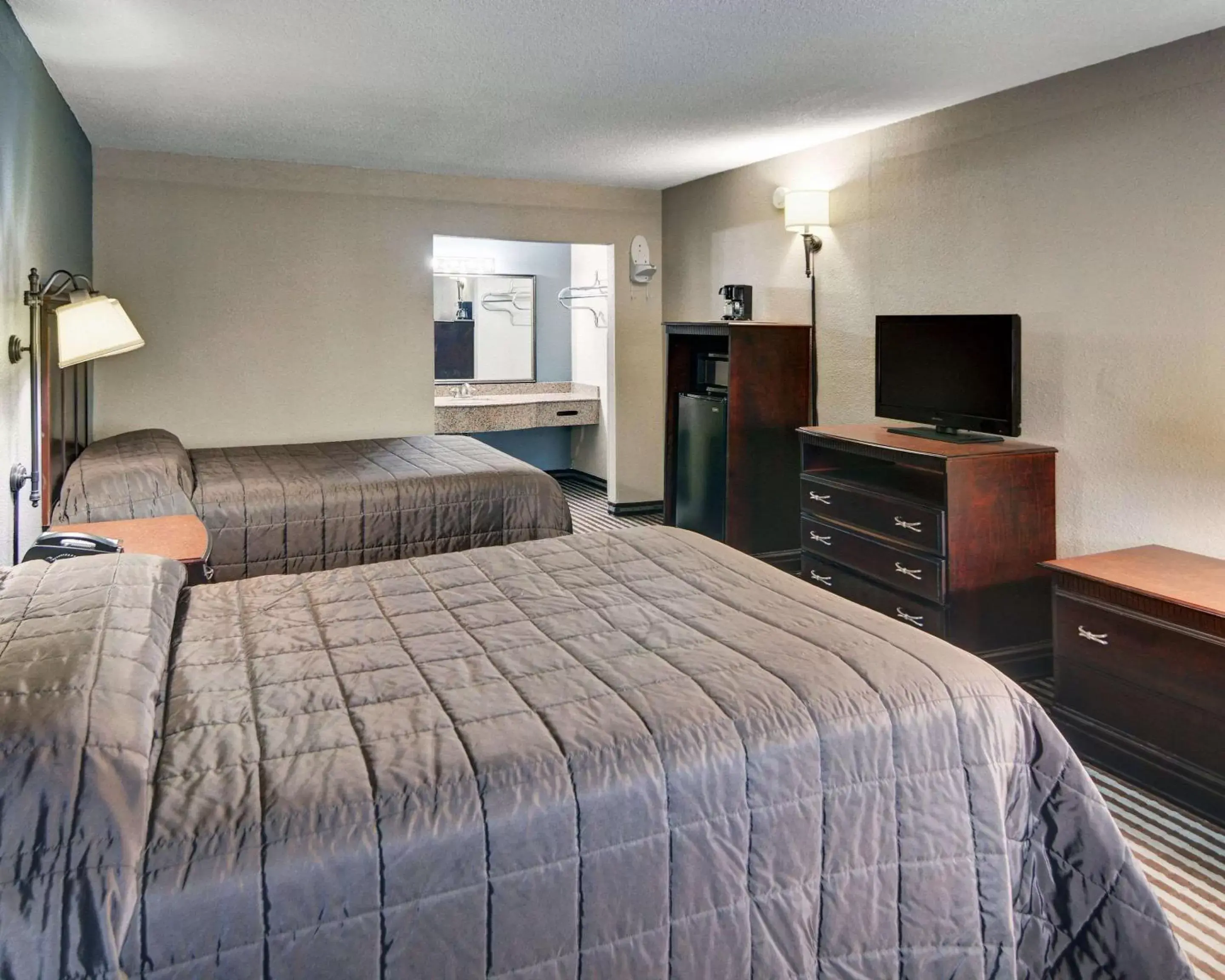 Photo of the whole room, Bed in Rodeway Inn Gainesville I-35