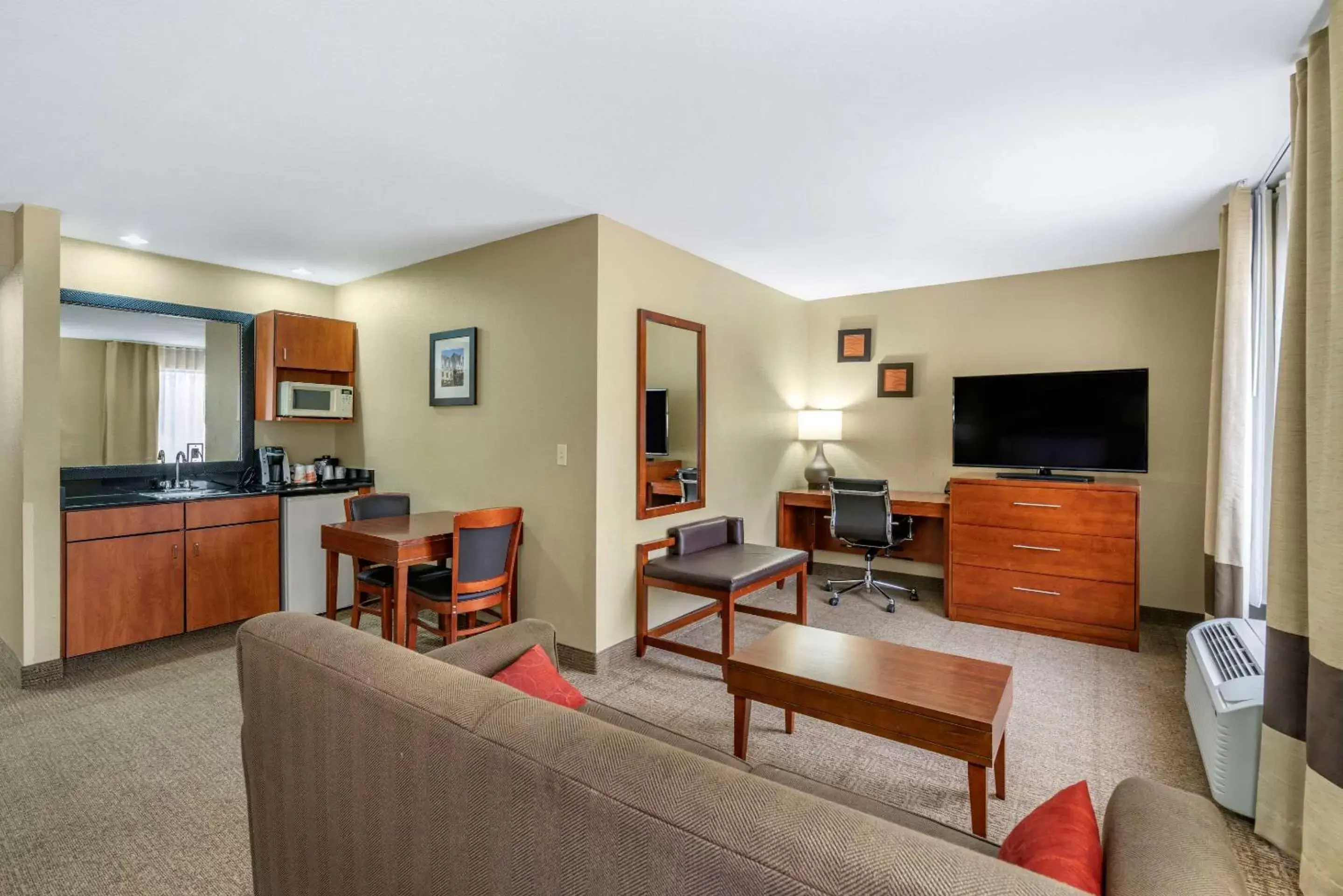 Photo of the whole room, Lounge/Bar in Comfort Inn Near Six Flags St. Louis