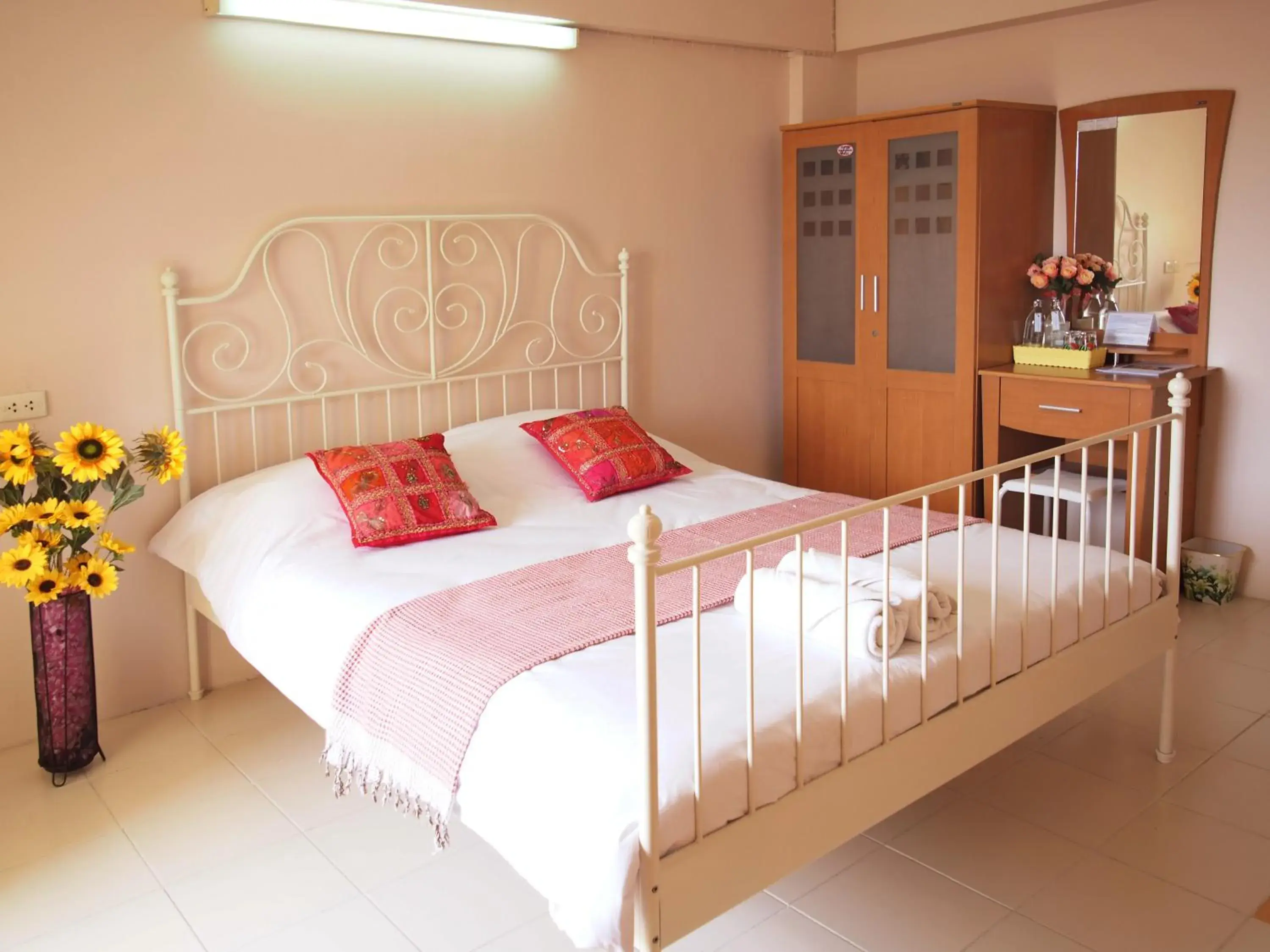 Standard Double Room with Fan in Thanapa Mansion (Donmuang Airport)