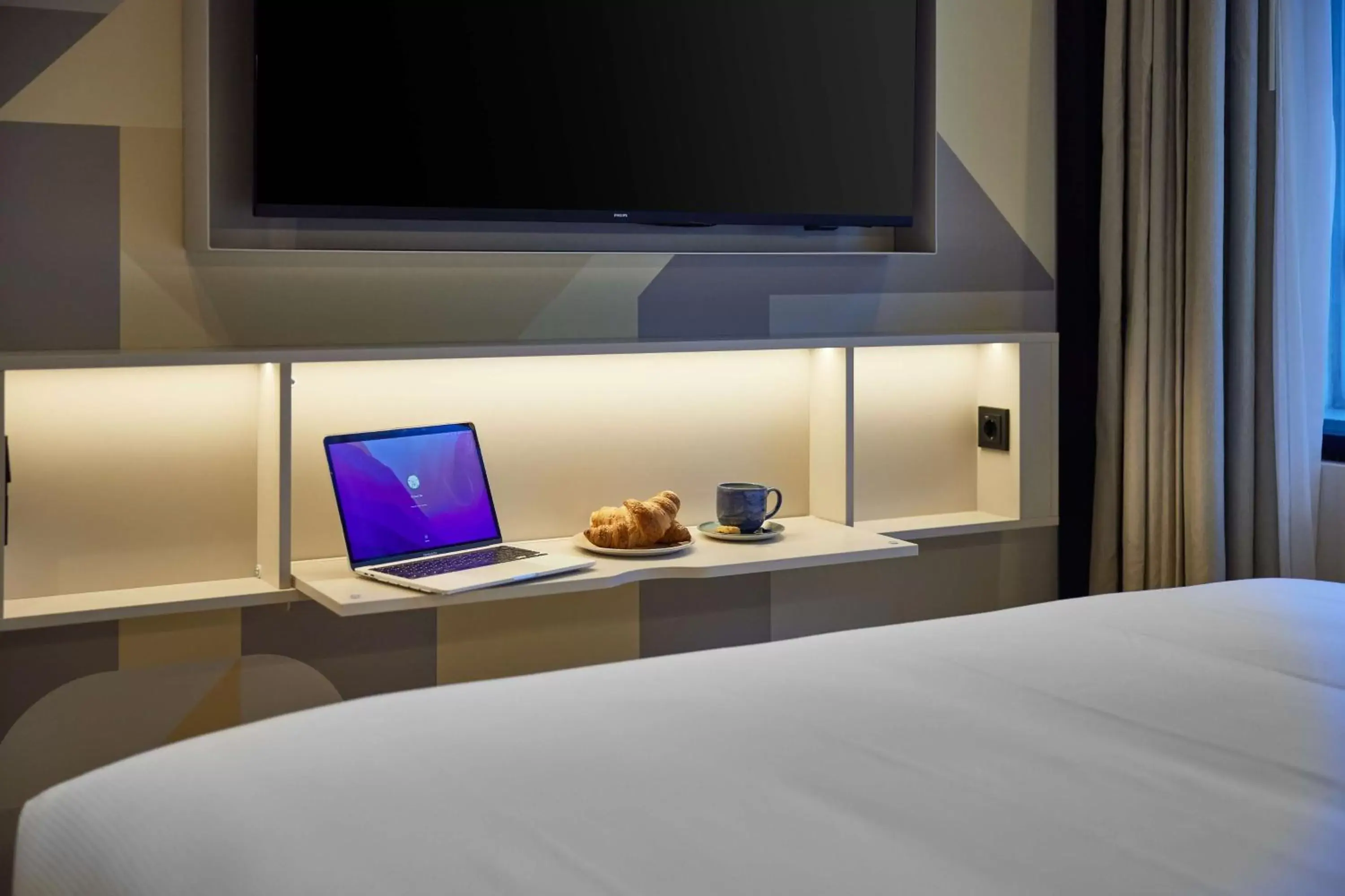 Bed, TV/Entertainment Center in Motto By Hilton Rotterdam Blaak