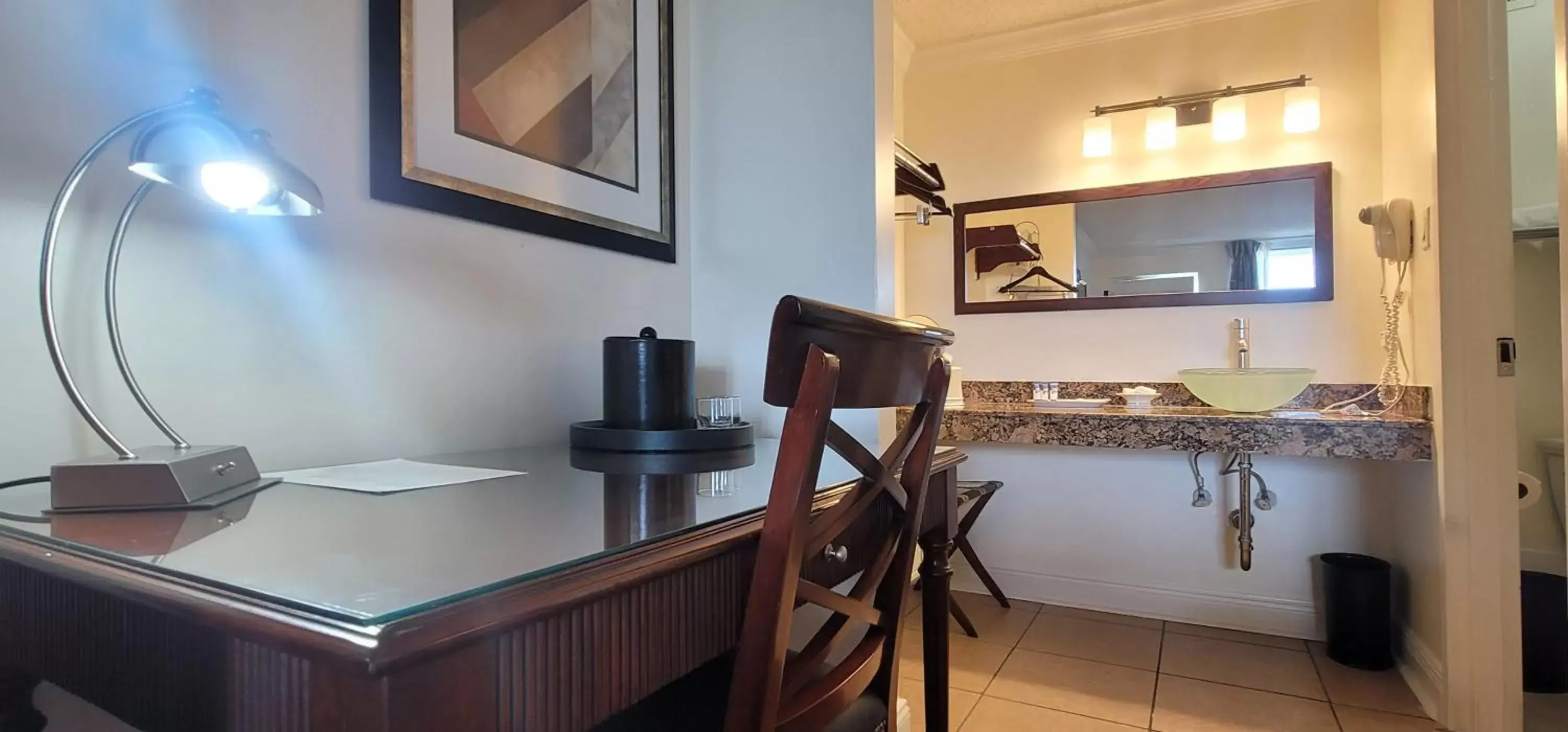 Seating area, Kitchen/Kitchenette in Fort Lauderdale Grand Hotel