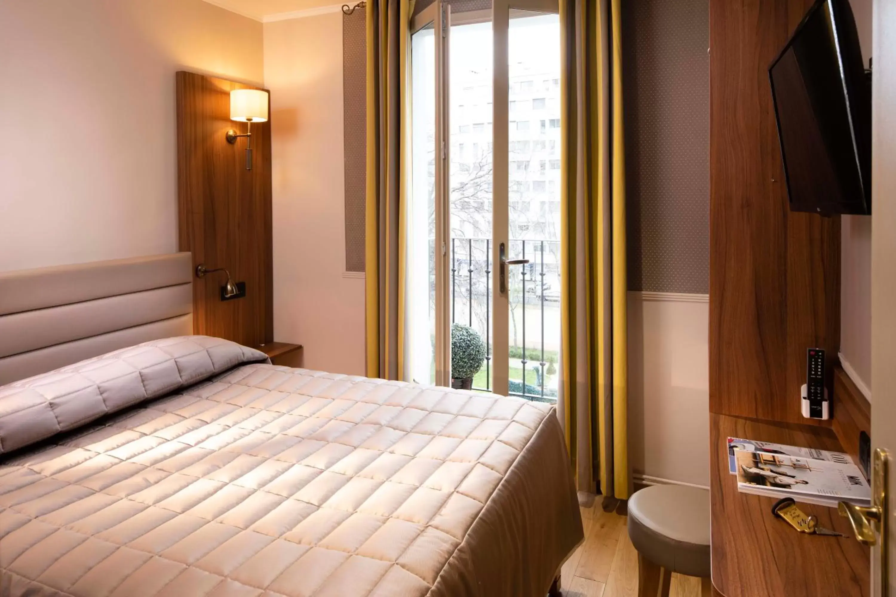 Bedroom, Bed in Hôtel de la Tour Eiffel