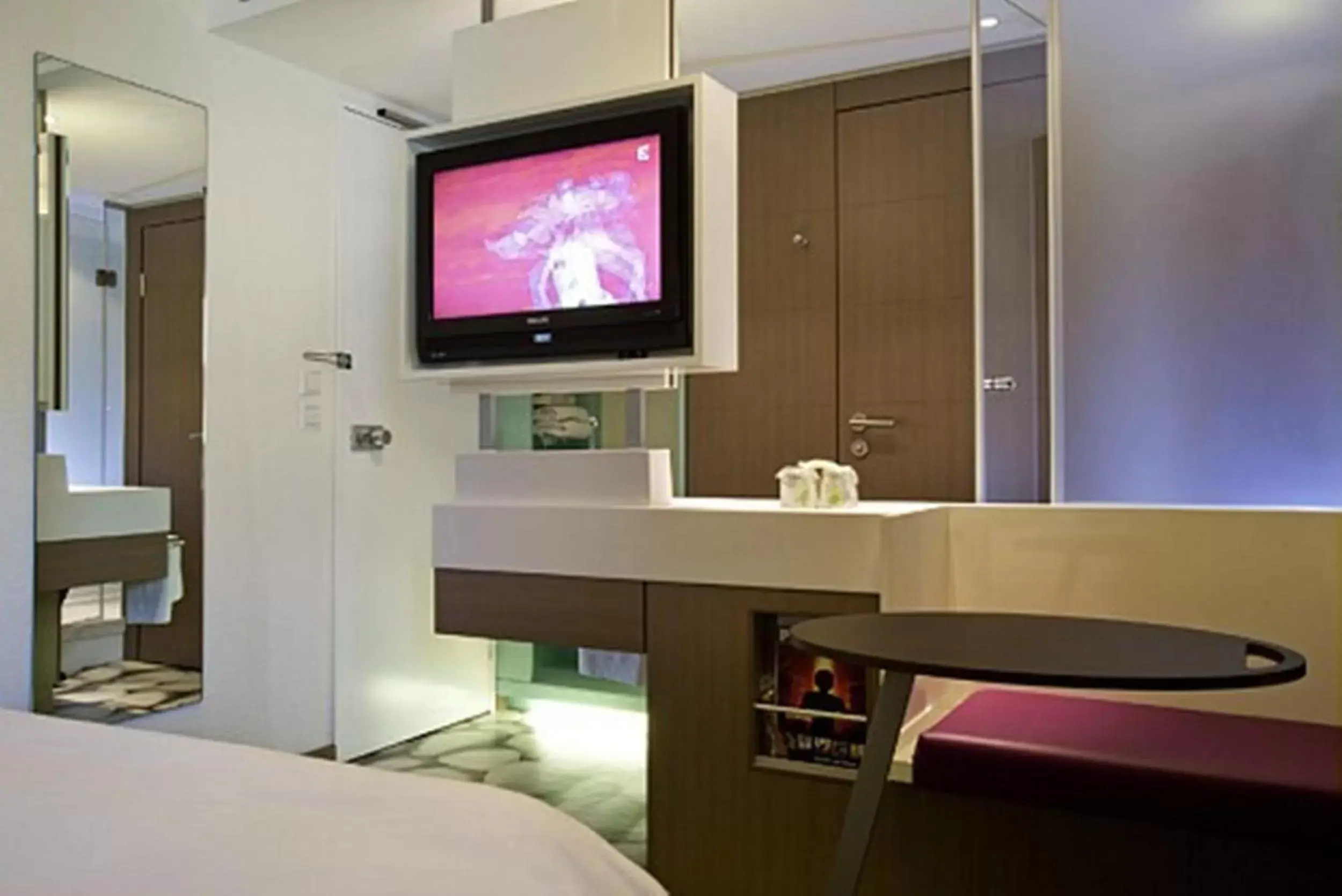 Photo of the whole room, TV/Entertainment Center in ibis Styles Bordeaux Aéroport