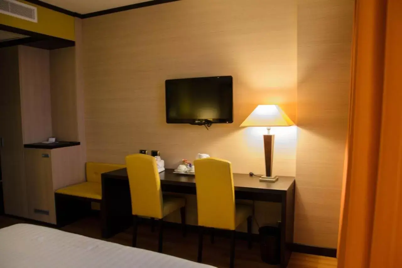 Bedroom, TV/Entertainment Center in Palace Hotel Legnano
