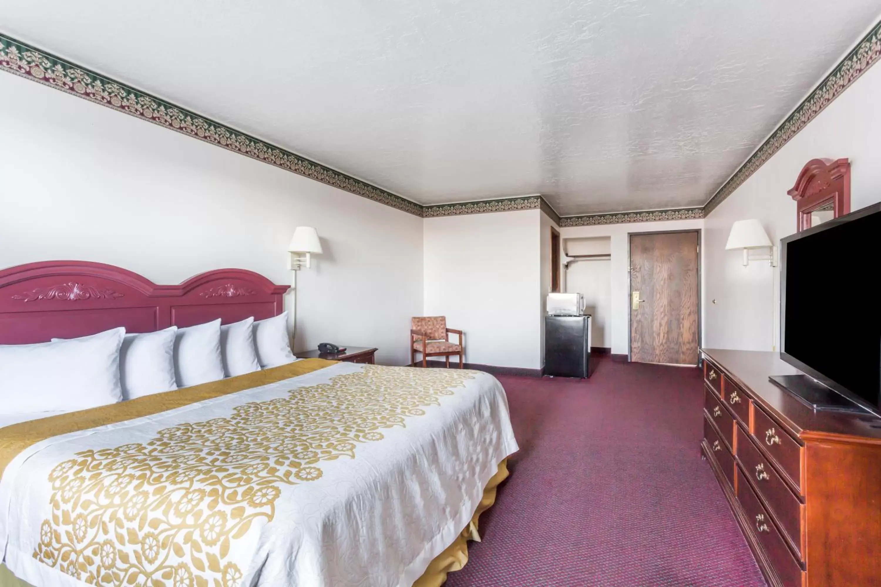 Bed in Days Inn by Wyndham Evanston WY