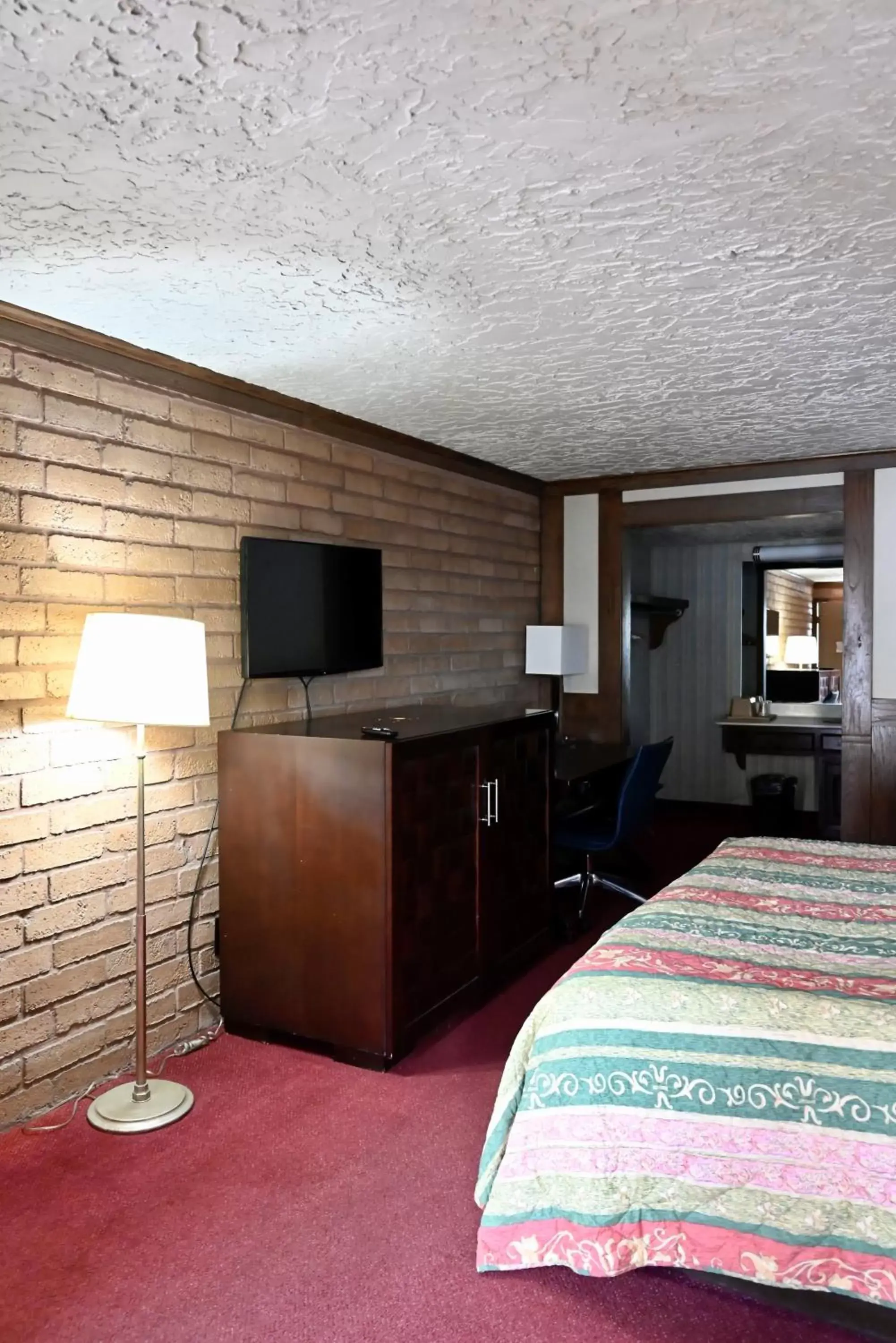 TV and multimedia, TV/Entertainment Center in Rittiman Inn and Suites