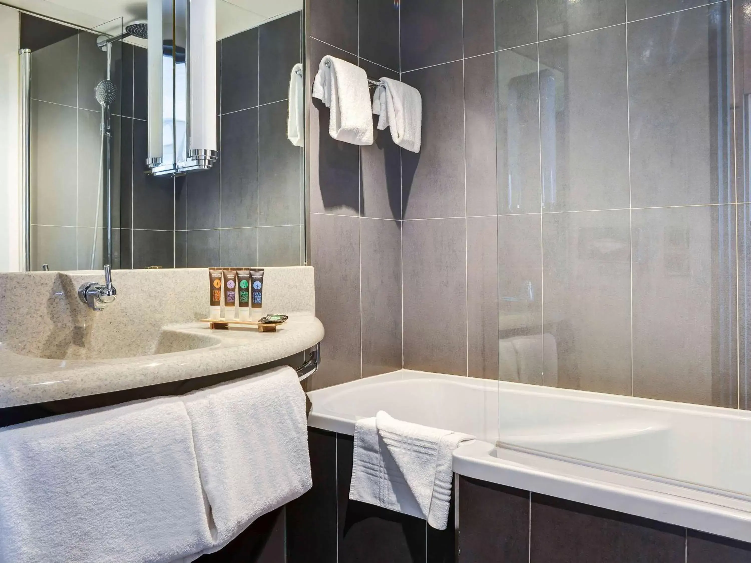 Photo of the whole room, Bathroom in Novotel Senart Golf De Greenparc