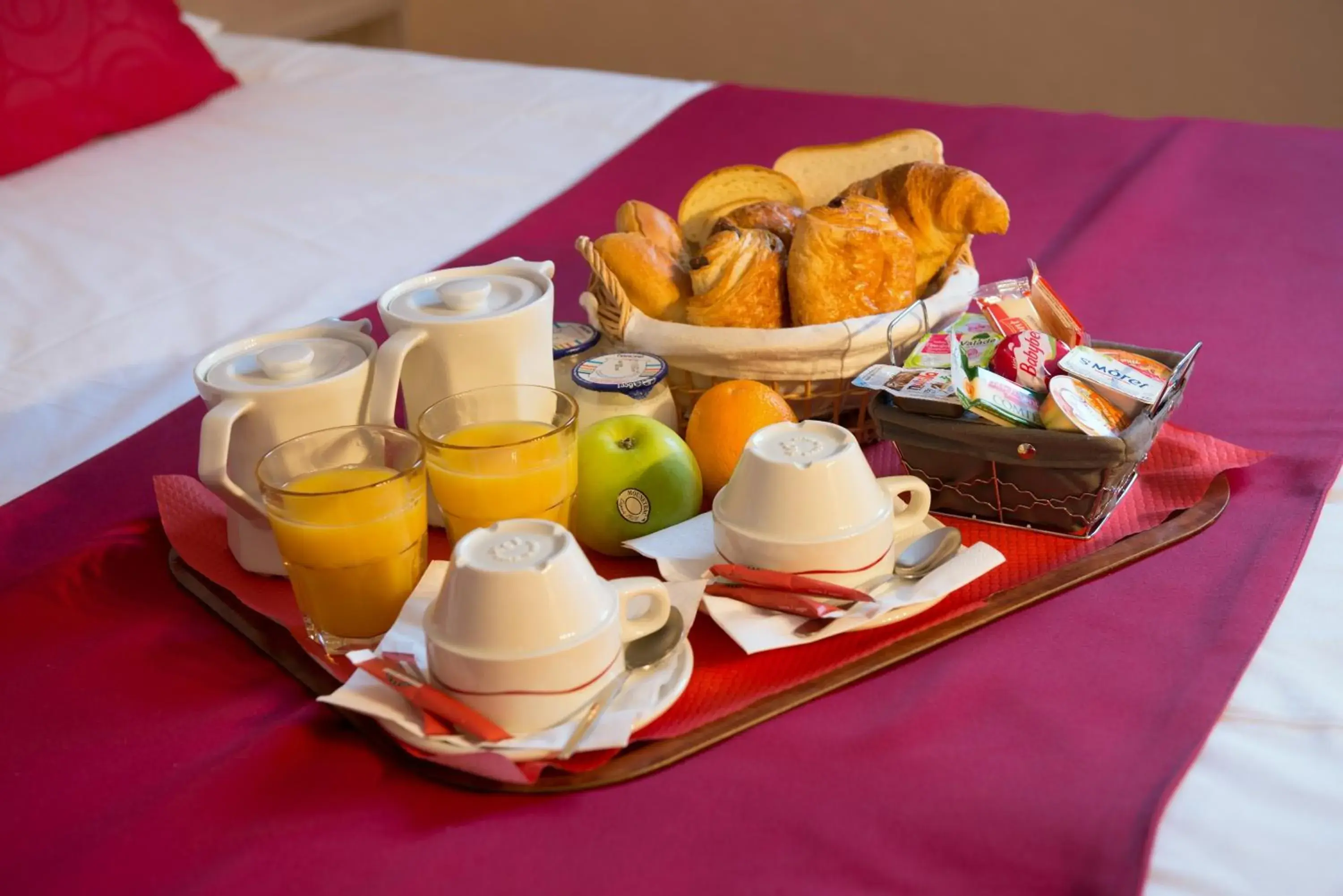 Continental breakfast, Coffee/Tea Facilities in Hotel The Originals Bernay Acropole