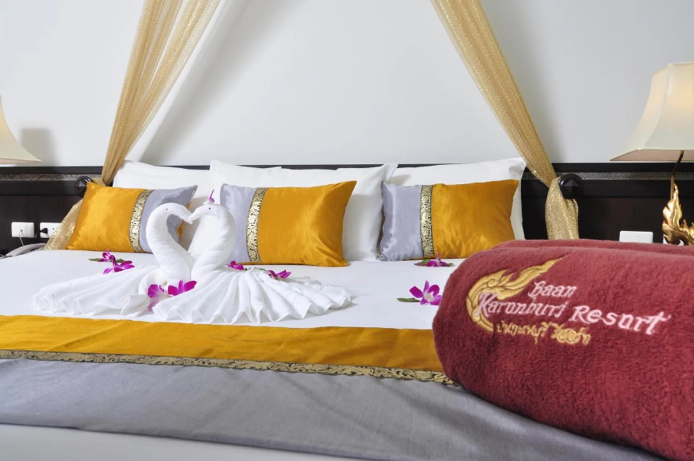 Bed in Baan Karonburi Resort