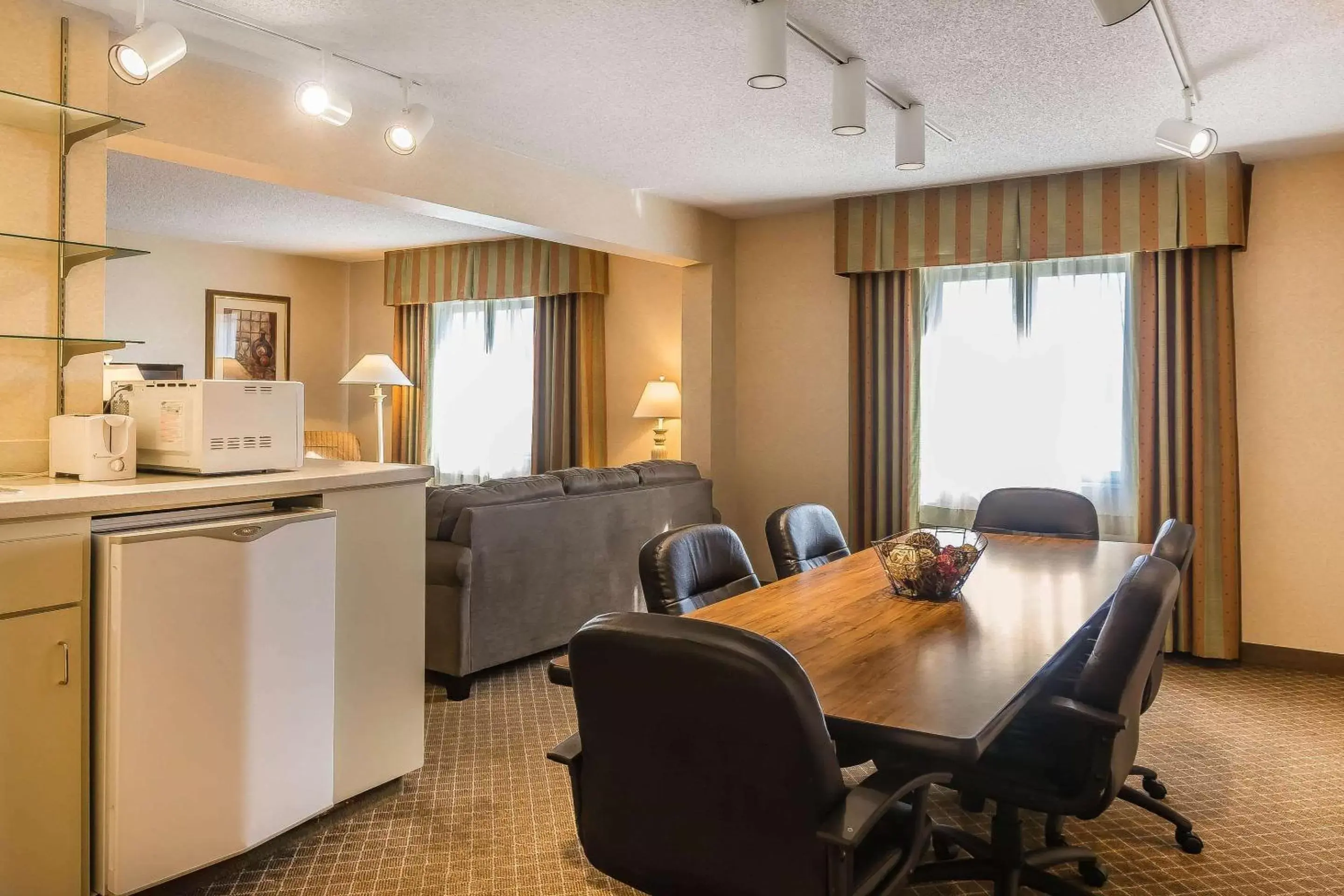 Photo of the whole room, Dining Area in Quality Inn Perrysburg