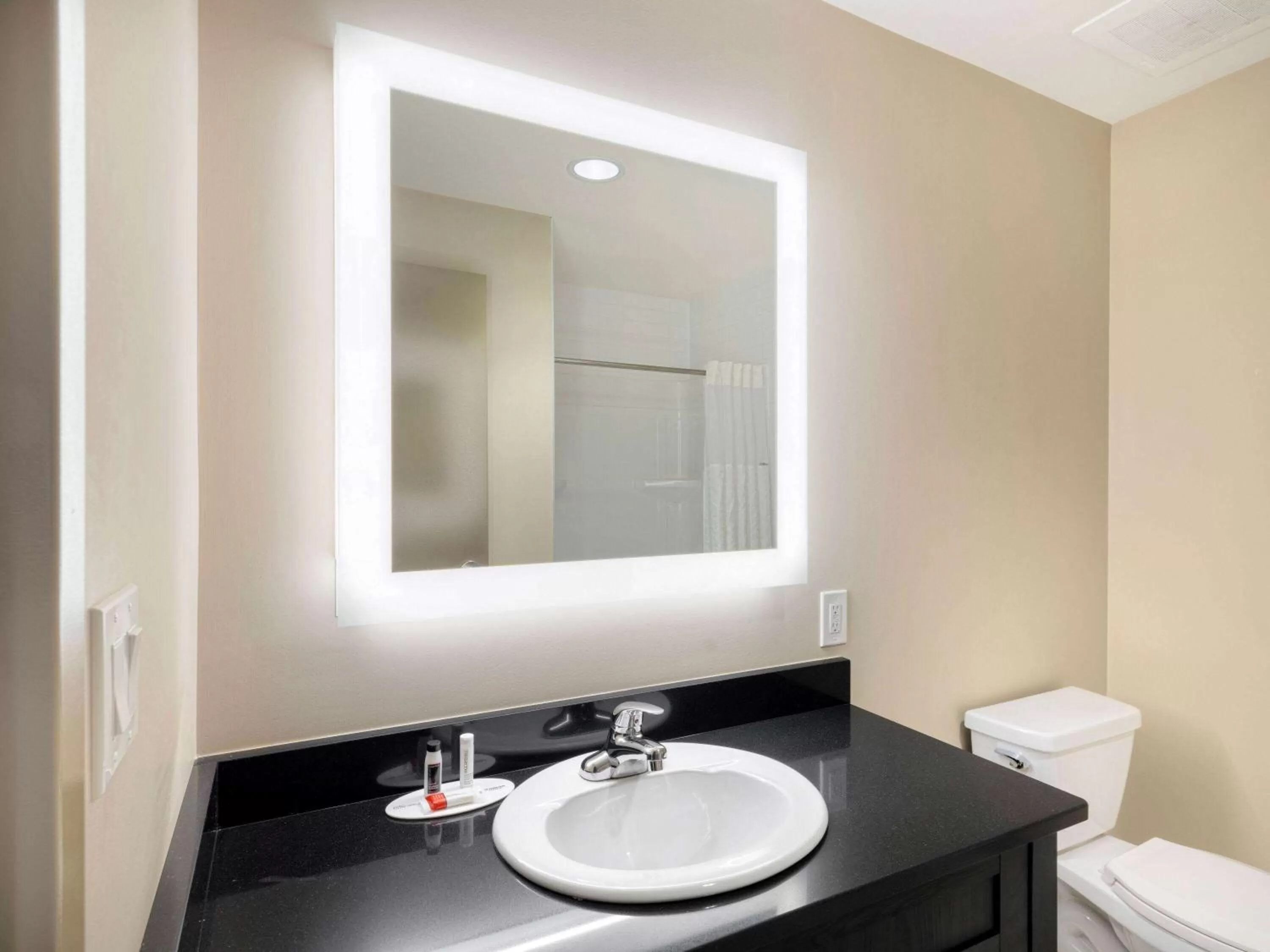 TV and multimedia, Bathroom in Super 8 by Wyndham Moosonee