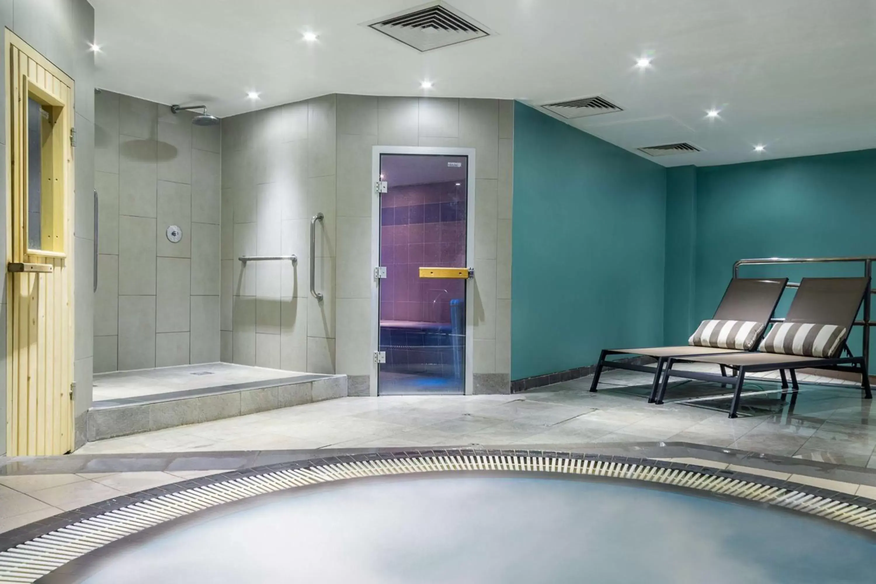 Spa and wellness centre/facilities, Swimming Pool in DoubleTree by Hilton Cheltenham