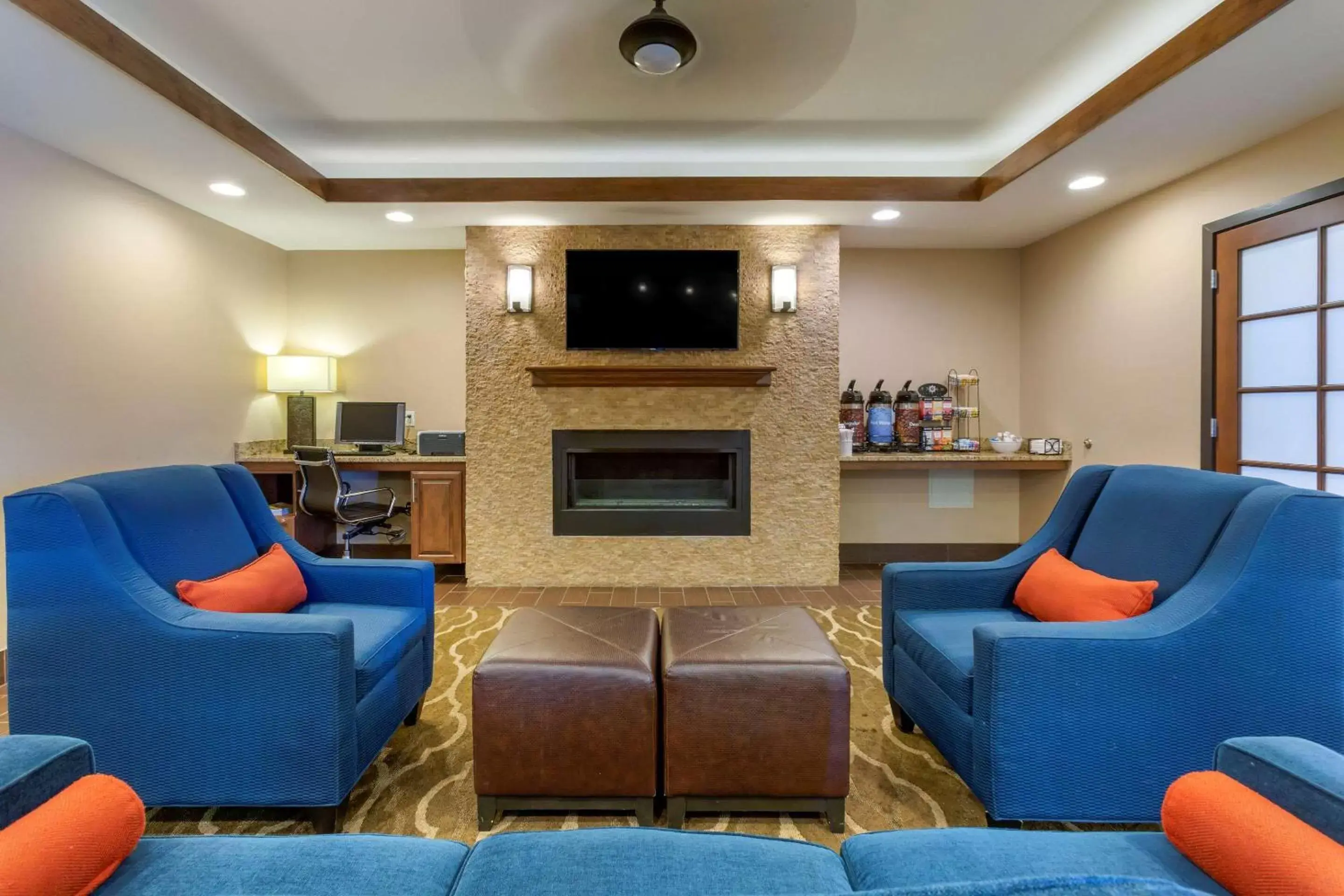 Lobby or reception, Seating Area in Comfort Inn Medford North